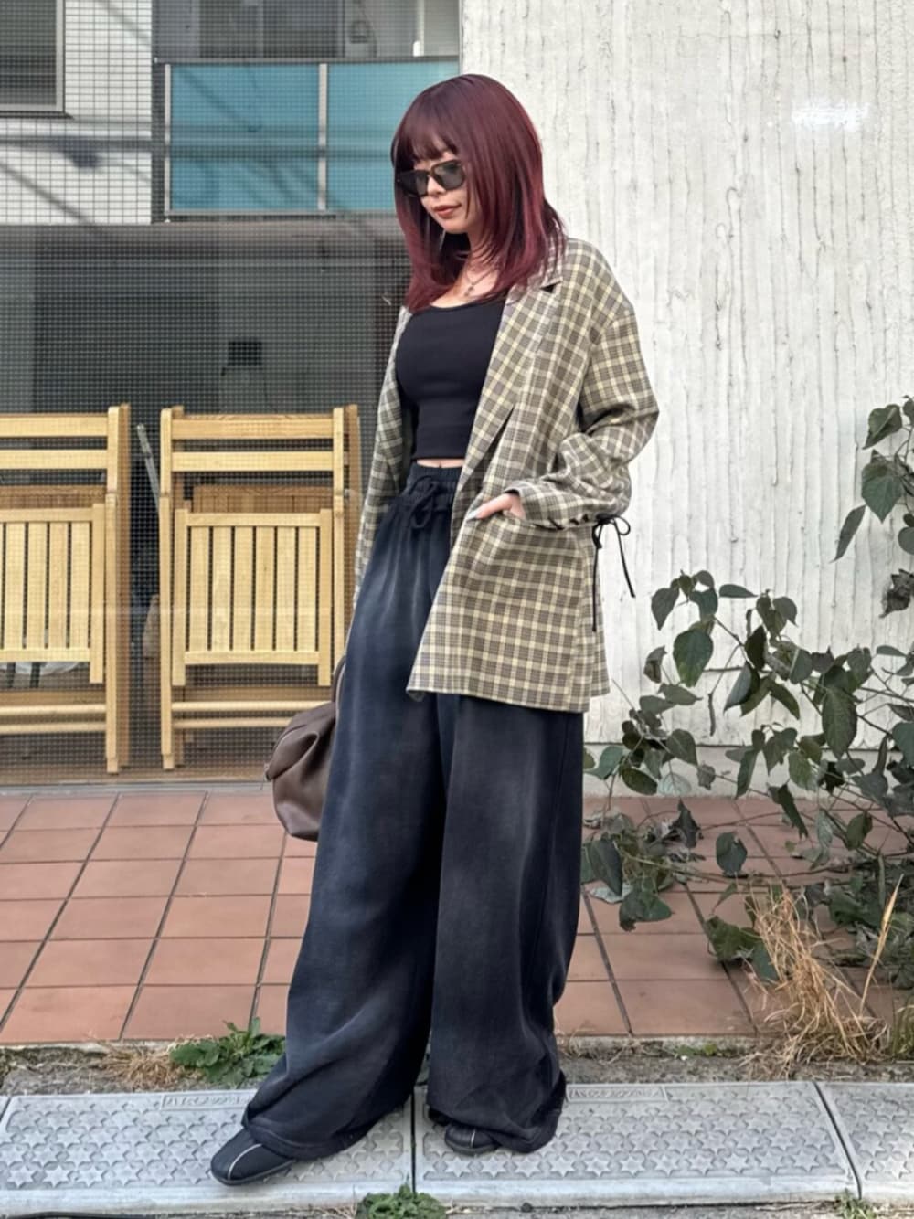 ブラウン系のボストンバッグ、その他のテーラードジャケット、ブラック系のスウェットパンツを着用したレディースの春コーディネートの1枚目の写真