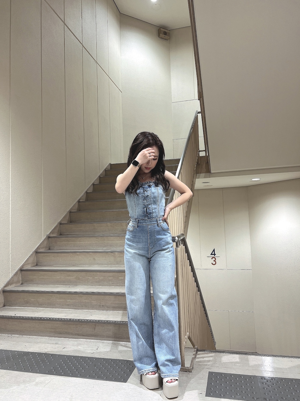 「GYDAのフロントレースアップワイドデニムロンパース（つなぎ/オールインワン、ブルー系）」を使った、senonさん（レディース・147cm）の夏コーディネートの1枚目の写真