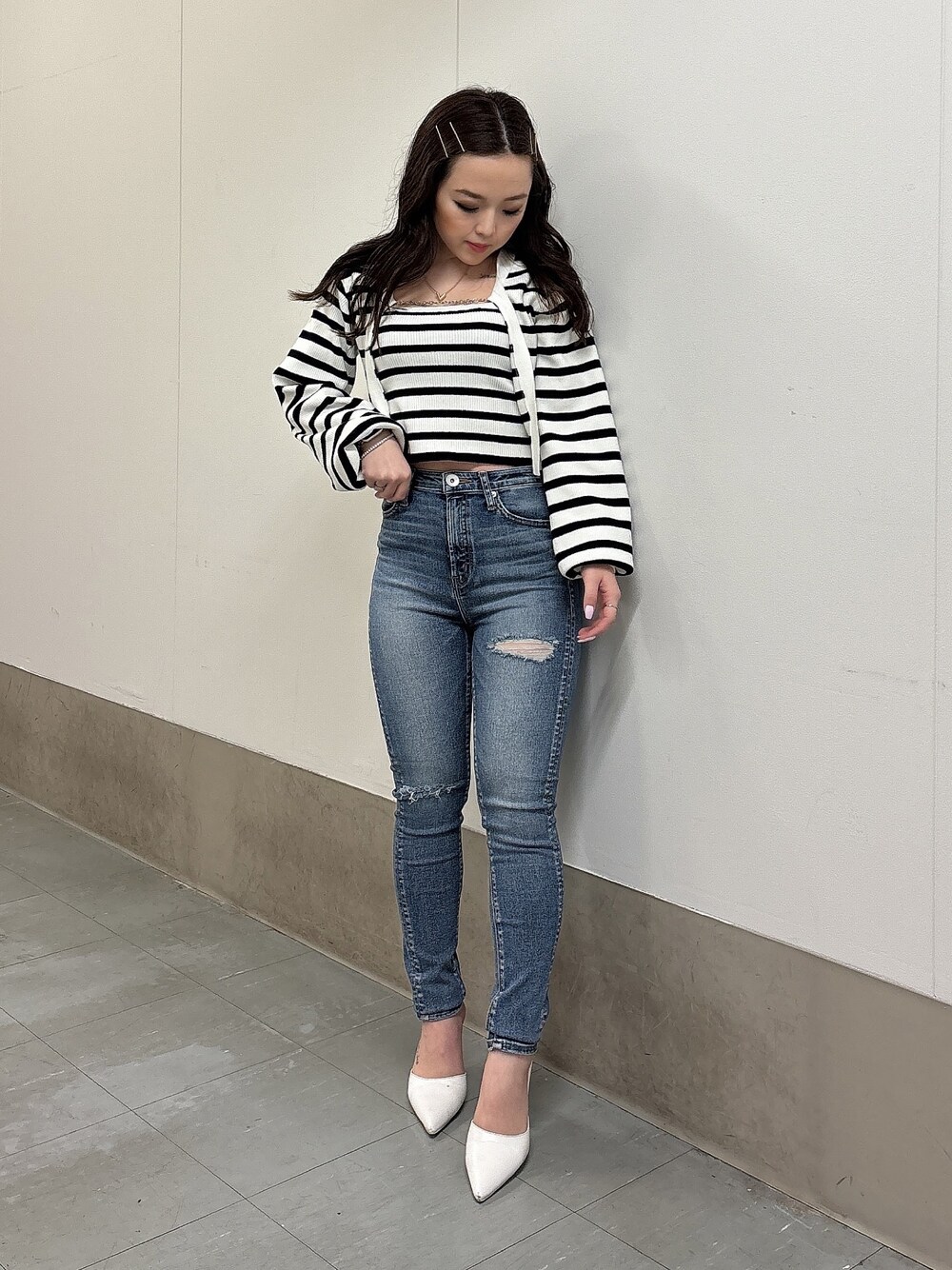 ブルー系のデニムパンツ、その他のアンサンブル、ホワイト系のパンプスを着用したレディースの春コーディネートの1枚目の写真
