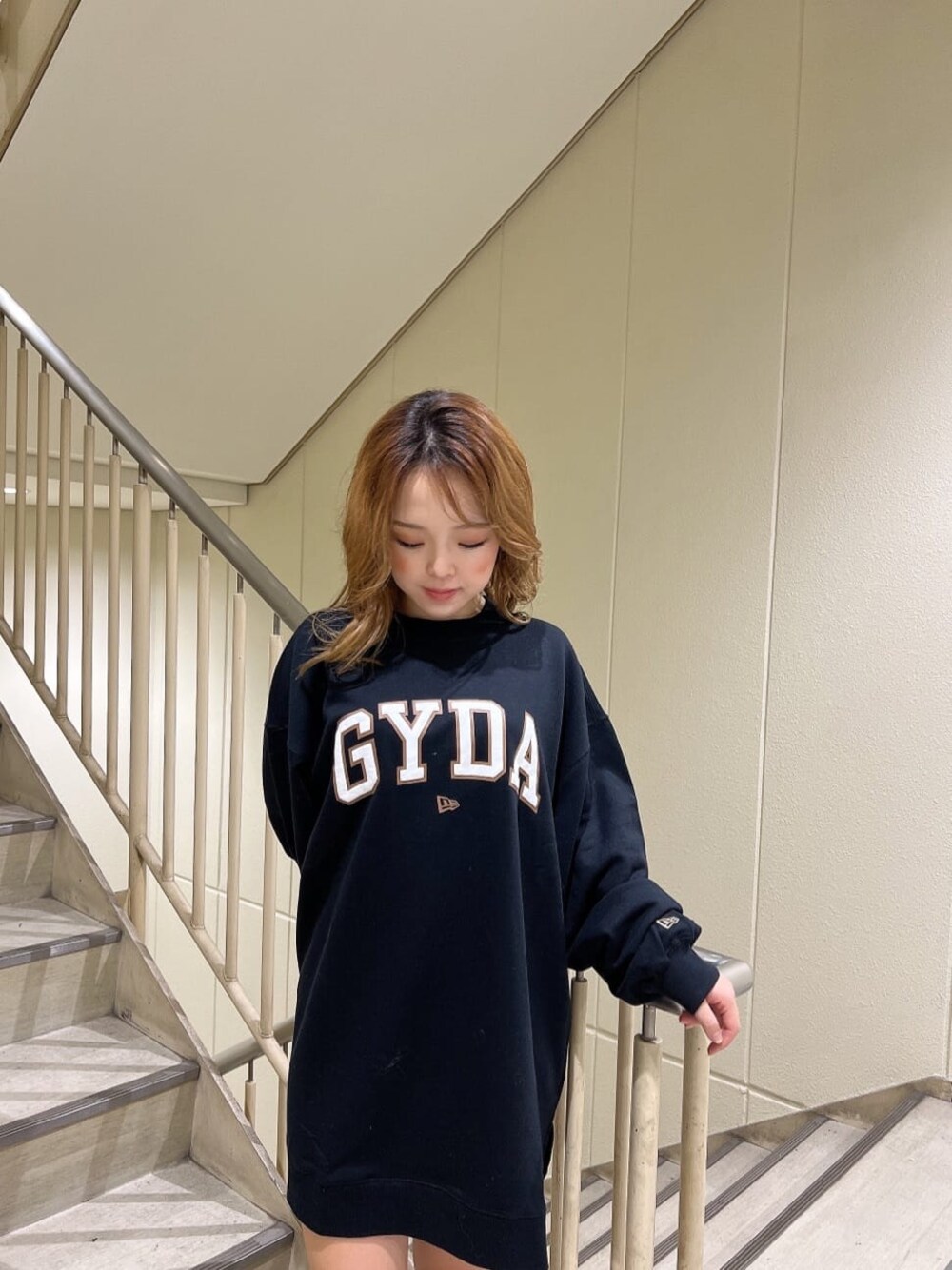 ブラック系のTシャツ/カットソー、ブルー系のデニムパンツ、ブラック系のブーツを着用したレディースの秋コーディネートの1枚目の写真