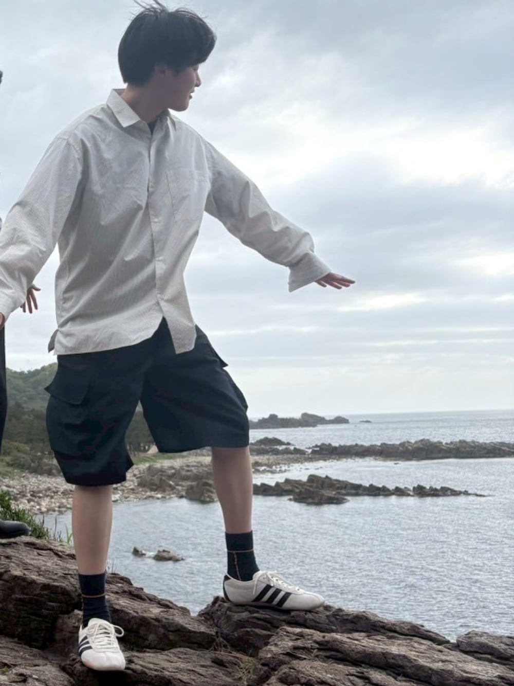 「夏コーデ、春コーデ、春夏コーデ、UNIQLO、adidas、プチプラ」｜「UNIQLOのアイテム（カーゴパンツ、ブルー系）」を使った、wearkenさん（メンズ・181cm）の春コーディネートの1枚目の写真