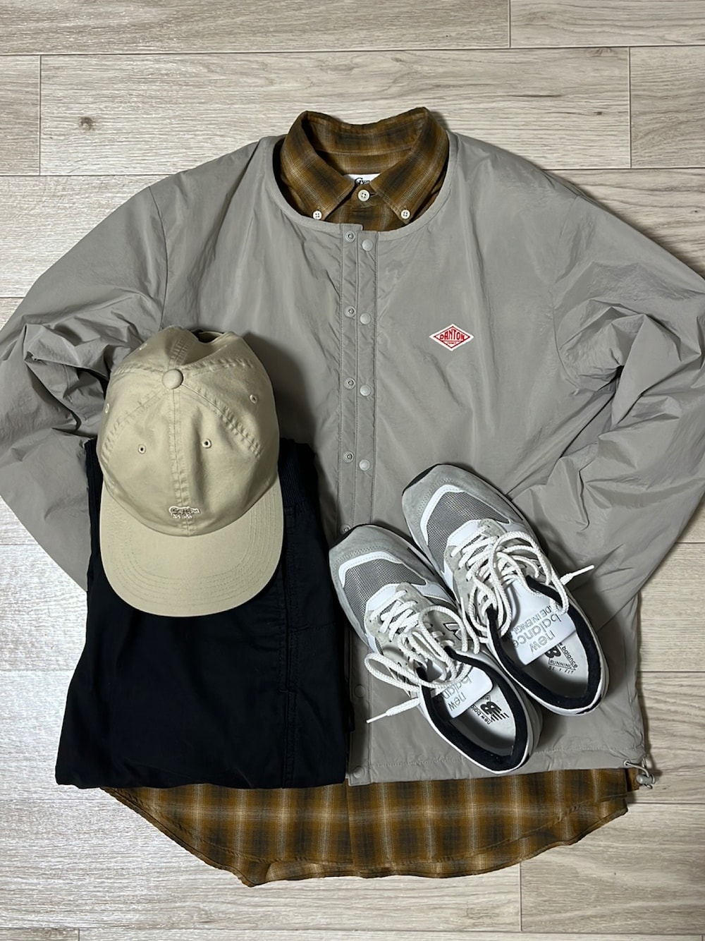 「Danton、GYMPHLEX、northface、THE NORTH FACE、ニューバランス、m1500、Scye、秋服、大人カジュアル、きれいめカジュアル、シンプル、スニーカーコーデ、今日のコーデ、おしゃれさんと繋がりたい、いいね、save、フォローお願いします🤑」｜「DANTONの[DANTON/ダントン] ナイロンストレッチタフタジャケット（ナイロンジャケット、ベージュ系）」を使った、kaoru76codeさん（メンズ・172cm）の秋コーディネートの1枚目の写真