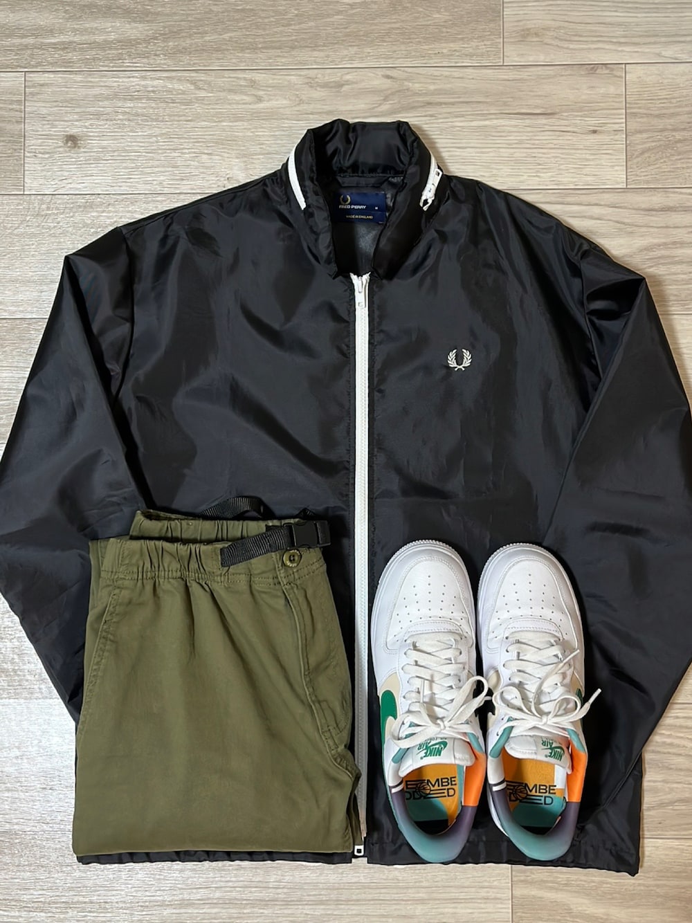 「FRED PERRY、GERRY、NIKE、エアフォースワン、スニーカー、スニーカーコーデ、秋服、秋服コーデ、メンズコーデ、シンプル、カジュアルコーデ、お洒落さんとつながりたい、大人カジュアル、古着、いいね、save、フォローお願いします🤑」｜「GERRYの【GERRY】カラーメッシュクライミングフラップカーゴパンツ（カーゴパンツ、グリーン系）」を使った、kaoru76codeさん（メンズ・172cm）の秋コーディネートの1枚目の写真