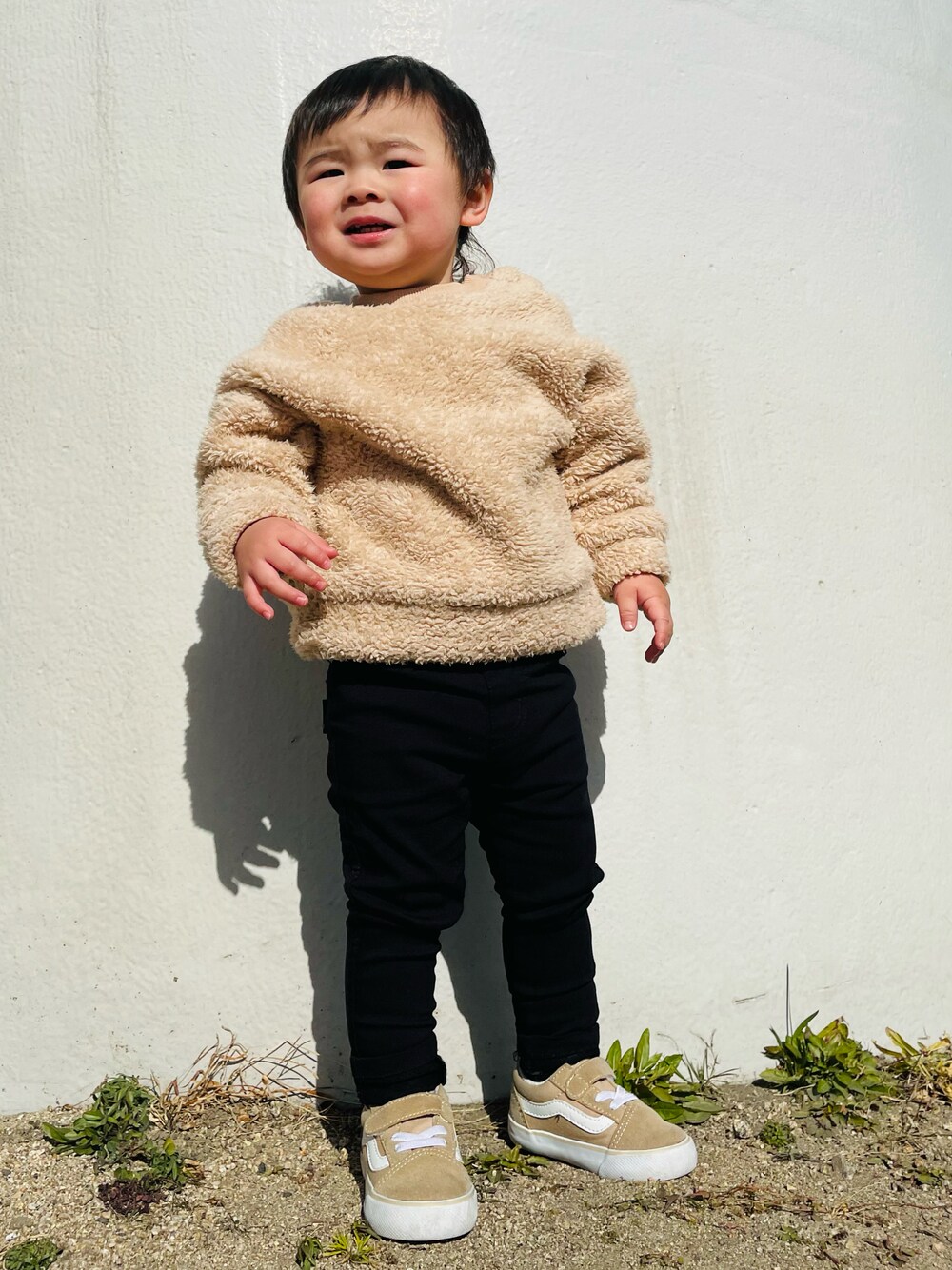 「私の推しブランド、キッズコーデ、もこもこ、男の子コーデ、1歳、スキニー、プチプラ、ベージュ×ブラック、サングラス」｜「BABYDOLLの親子お揃い バックロゴボアトレーナー 4661K（スウェット、ベージュ系）」を使った、hiryu0717さん（キッズ・80cm）の冬コーディネートの1枚目の写真