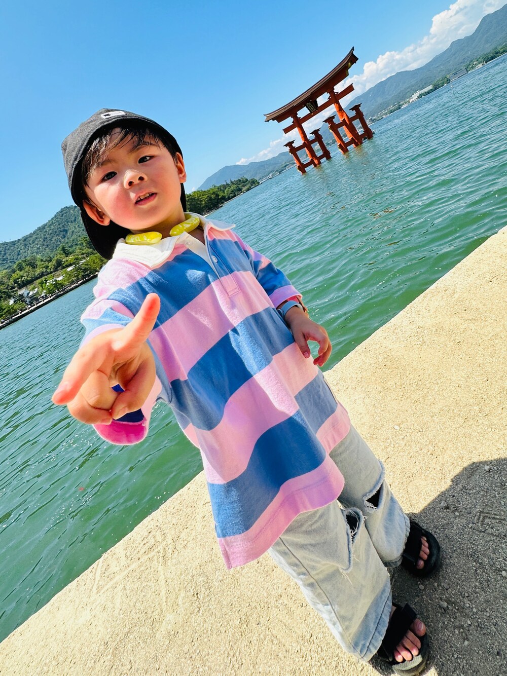 「キッズファッション、ポロシャツ、男の子、男の子コーデ、3歳、デニム、韓国子供服、ボーダー、ビッグシルエット、夏コーデ」｜「BREEZEのテープサンダル（サンダル、ブラック系）」を使った、hiryu0717さん（キッズ・90cm）の夏コーディネートの1枚目の写真