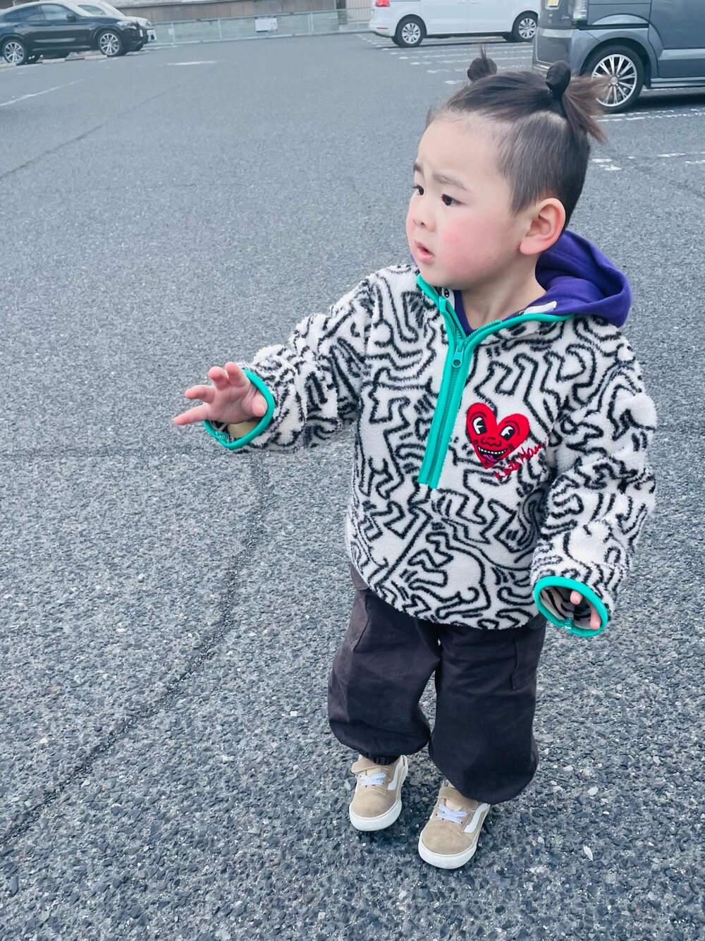「カーゴパンツ、キッズコーデ、おとこのこ、フリース、キースへリング、休日スタイル、プチプラ、kids、アメカジ」｜「H&Mのアイテム（その他アウター、ホワイト系）」を使った、hiryu0717さん（キッズ・90cm）の冬コーディネートの1枚目の写真