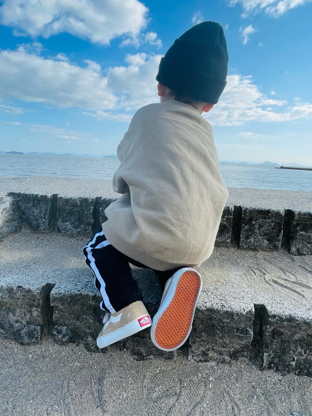 「男の子コーデ、1歳、男の子、おしゃれさんと繋がりたい、冬コーデ、キッズコーデ、マイベストコーデ2021、ビッグシルエット」｜「BREEZEのゆったりガゼットトレーナー（スウェット、ベージュ系）」を使った、hiryu0717さん（キッズ・80cm）の冬コーディネートの1枚目の写真