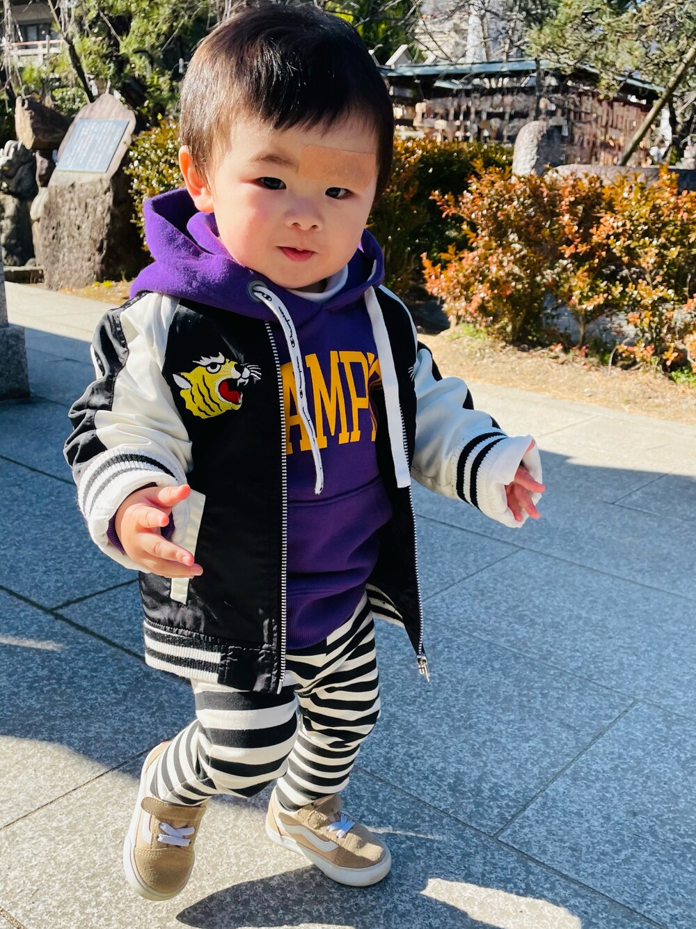 「ストリート、ビッグシルエット、キッズコーデ、キッズファッション、VANS、チャンピオン、男の子、1歳、私の推しブランド、スカジャン」｜「Championの【Champion/チャンピオン】キャンパス フーデッドスウェットシャツ（パーカー、パープル系）」を使った、hiryu0717さん（キッズ・80cm）の冬コーディネートの1枚目の写真