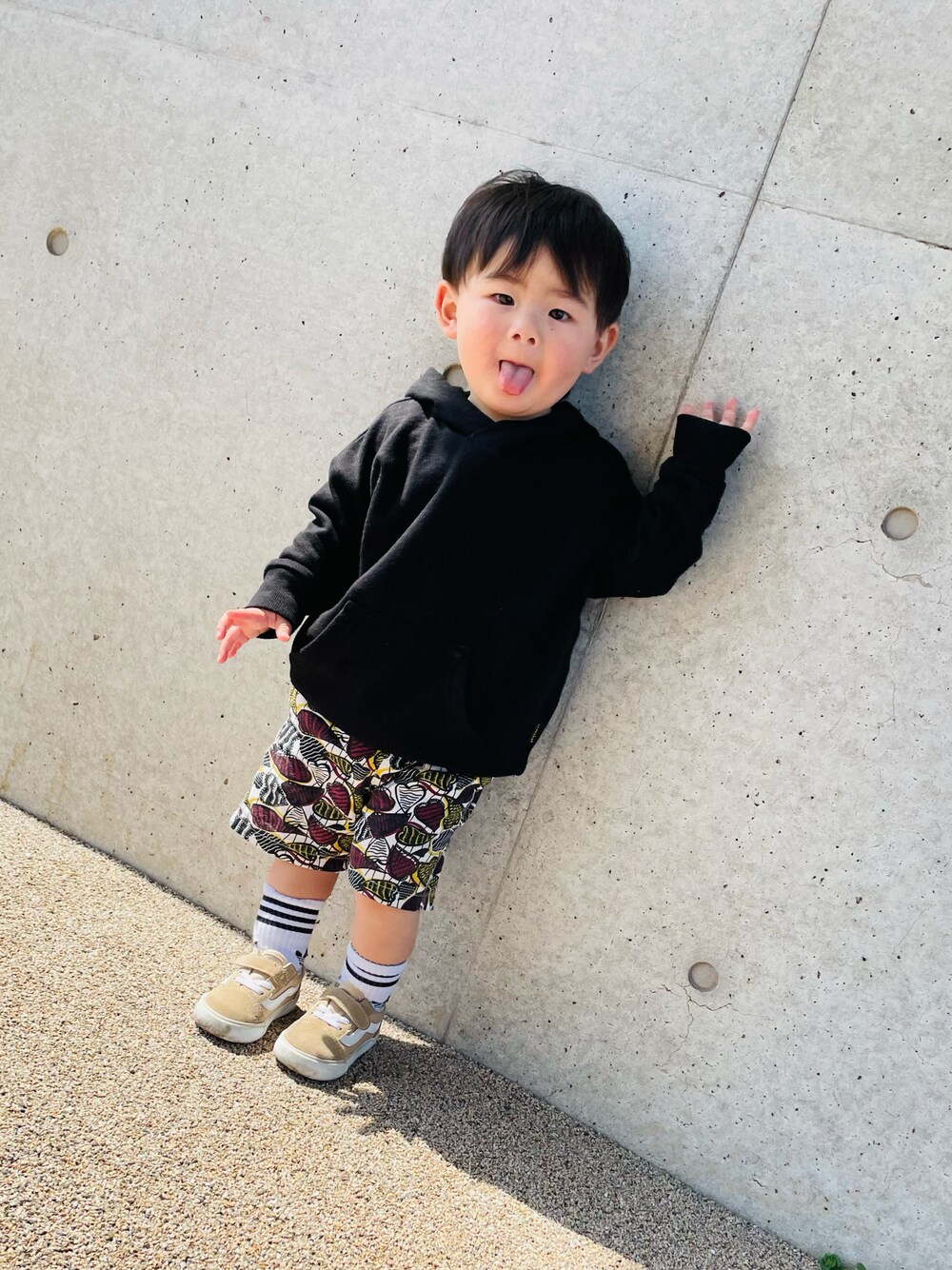「春夏コーデ、ZOZOKIDSDAY、男の子コーデ、ハーフパンツ、ストリート、ショルダーバッグ、キッズコーデ、1歳、おしゃれさんと繋がりたい、シンプルコーデ」｜「BRANSHESの【カラバリ】裏毛パーカー（パーカー、ブラック系）」を使った、hiryu0717さん（キッズ・80cm）の春コーディネートの1枚目の写真