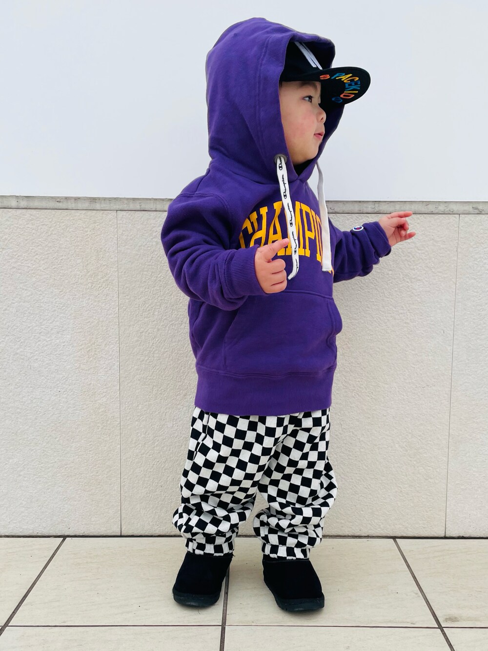 「韓国子供服、ロゴスウェット、ストリート、チェックパンツ、キッズファッション、男の子、1歳、チャンピオン、パーカー、紫、オーバーサイズ」｜「Championの【Champion/チャンピオン】キャンパス フーデッドスウェットシャツ（パーカー、パープル系）」を使った、hiryu0717さん（キッズ・80cm）の冬コーディネートの1枚目の写真