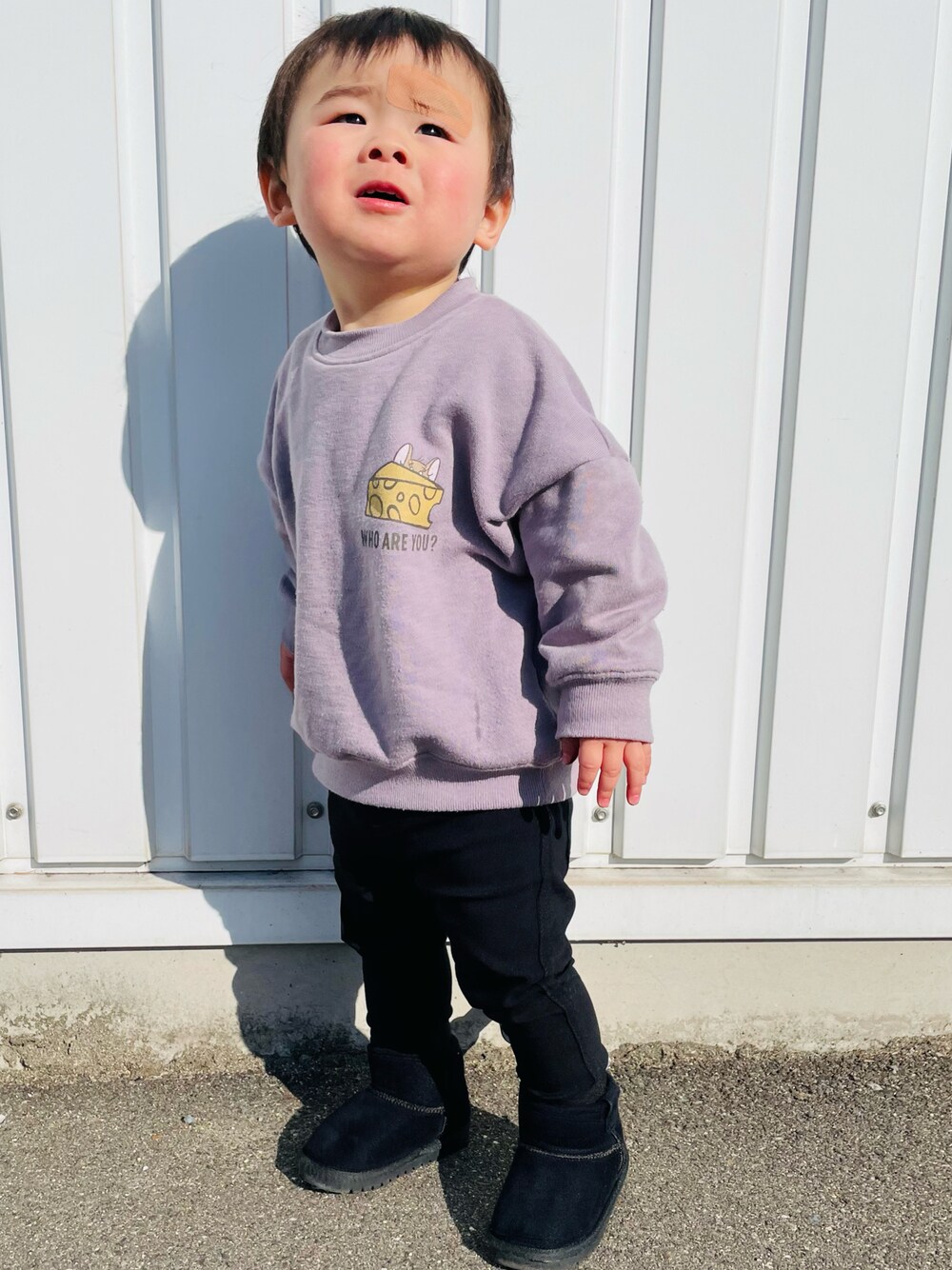 「キッズファッション、プチプラ、シンプルコーデ、トムとジェリー、キッズコーデ、男の子、男の子コーデ、1歳、休日スタイル、Branshes」｜「BRANSHESの【プレミアムストレッチ】ロングパンツ（チノパンツ、ブラック系）」を使った、hiryu0717さん（キッズ・80cm）の冬コーディネートの1枚目の写真