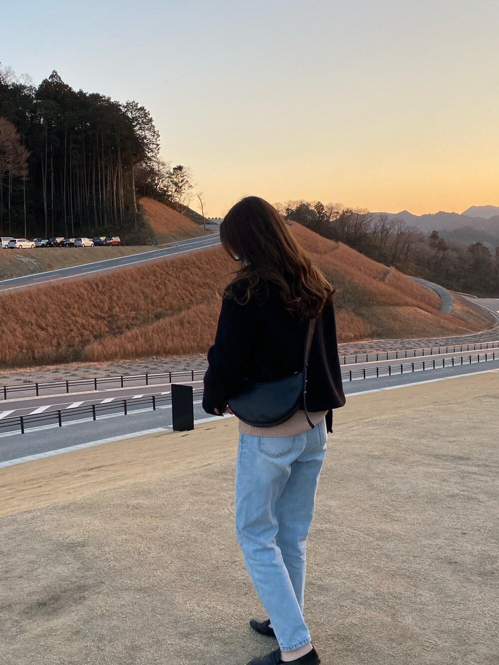 「カジュアル、大人コーデ、春色、韓国ファッション、春コーデ、オトナ女子、ジャケット、おしゃれさんと繋がりたい、ピンク、デニム、大人カジュアル」｜「Laurenhiのアイテム（ノーカラーコート、ブラック系）」を使った、reinaさん（レディース・164cm）の春コーディネートの1枚目の写真