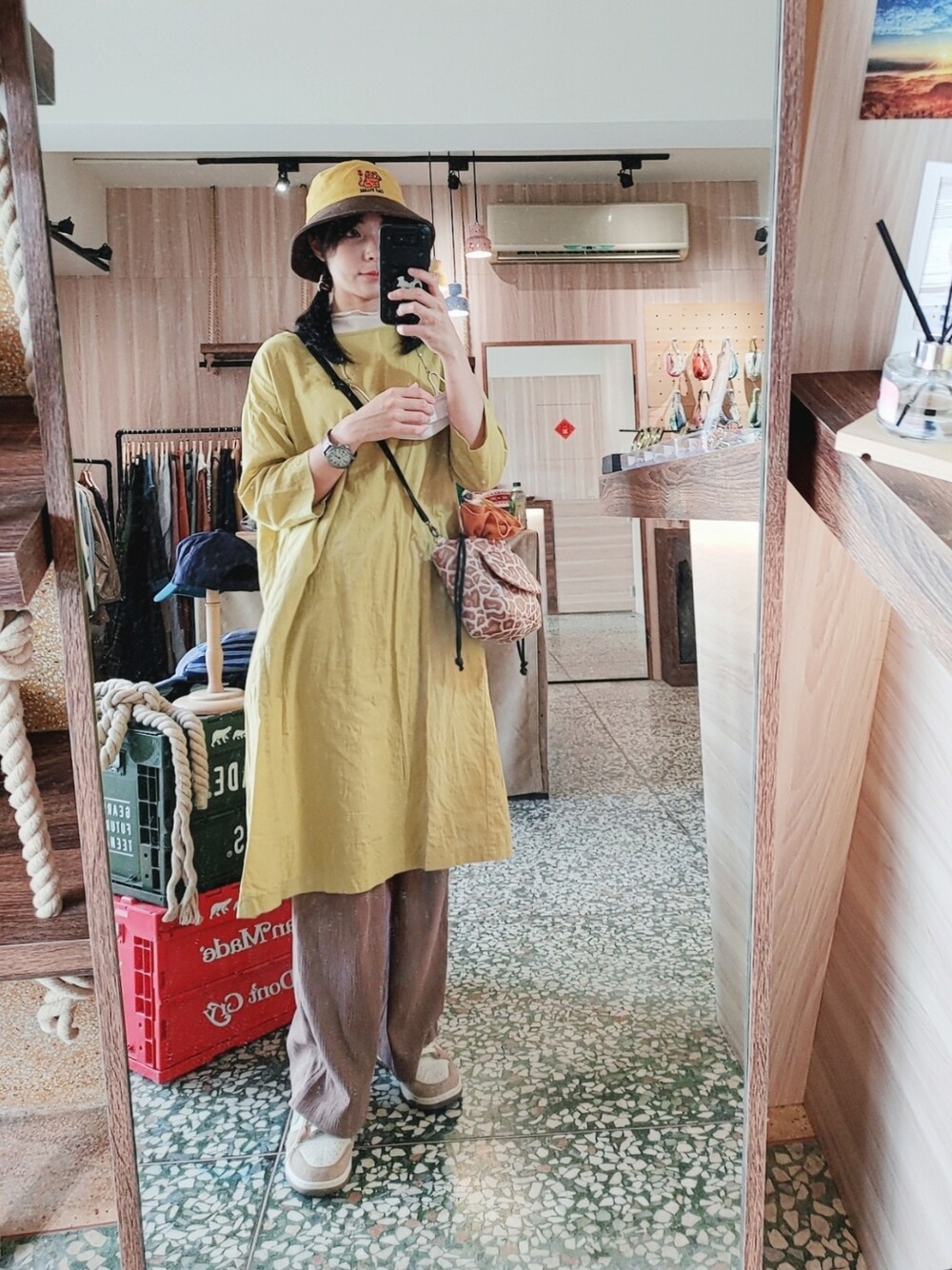 「ootd、yellow、nikedunk、tiger」｜「小牛村Calf Villageのアイテム（サンバイザー、イエロー系）」を使った、牛さん（レディース・164cm）の春コーディネートの1枚目の写真