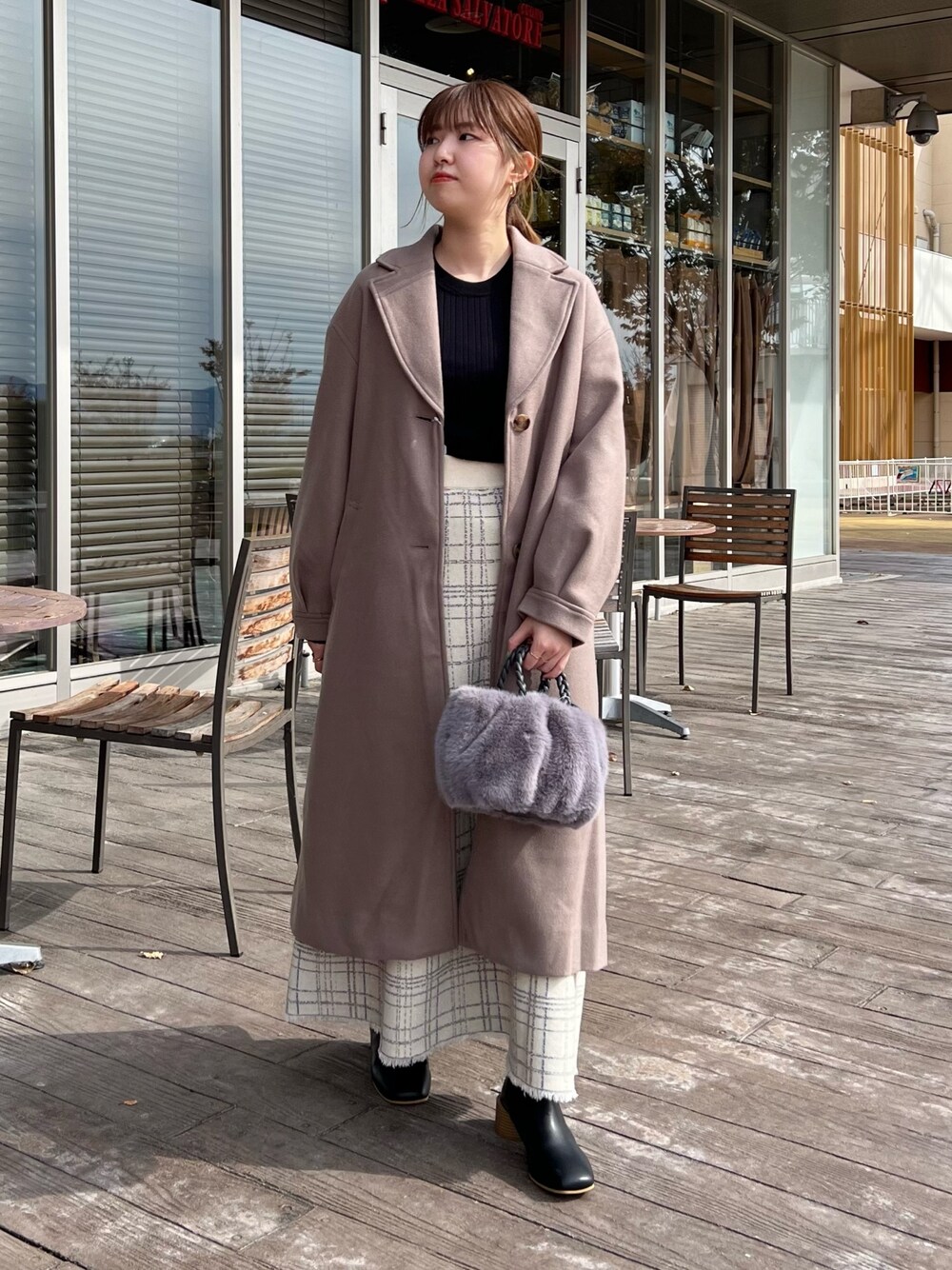 「秋冬コーデ、きれいめカジュアル、お出かけコーデ、チェスターコート、休日スタイル、チェックスカート、リブニット、アウター、ブーツ、キレイめ、大人コーデ」｜「Chez toiの袖ボタンワイドリブプルオーバー（ニット/セーター、ブラック系）」を使った、manakaさん（レディース・155cm）の秋コーディネートの1枚目の写真