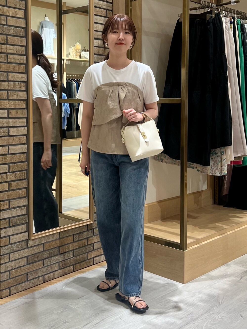 「デニム、きれいめカジュアル、春夏コーデ、休日スタイル、低身長コーデ、シンプルコーデ、ドッキング、ビスチェ、白Tシャツ、骨格ストレート、サンダル、大人カジュアル、ベージュ」｜「Chez toiのビスチェドッキングTシャツ（Tシャツ/カットソー、ベージュ系）」を使った、manakaさん（レディース・155cm）の春コーディネートの1枚目の写真