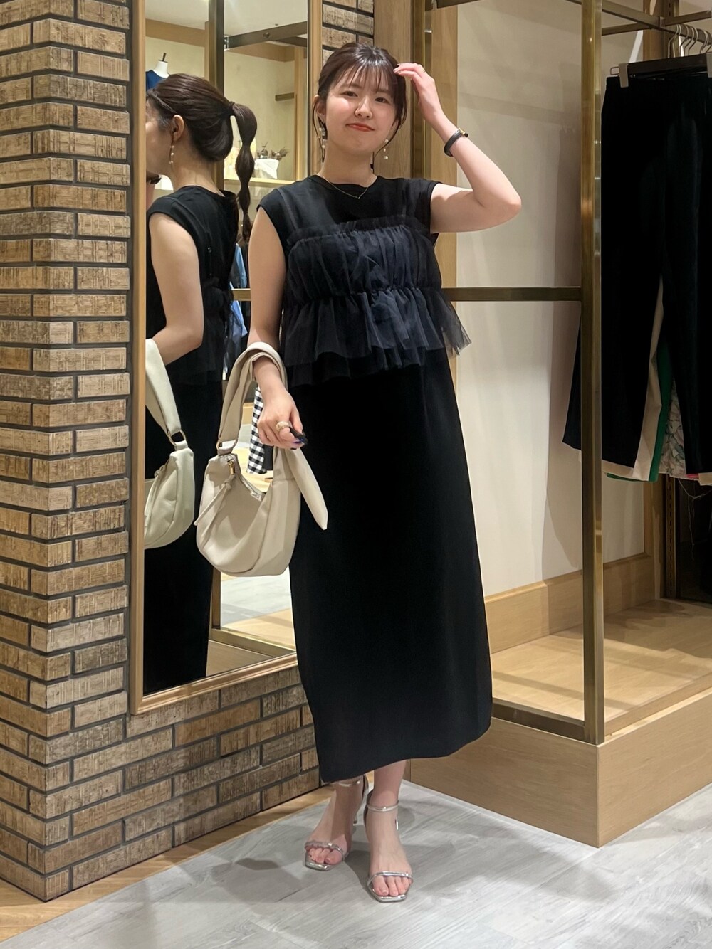 「シンプルコーデ、きれいめカジュアル、春夏コーデ、ワンピース、シアートップス、休日スタイル、ビスチェ、チュール、セットアイテム、オケージョン、女子会、オトナ女子、骨格ストレート、低身長コーデ、シルバー」｜「Chez toiのハーフムーンPUショルダー（ショルダーバッグ、ホワイト系）」を使った、manakaさん（レディース・155cm）の春コーディネートの1枚目の写真