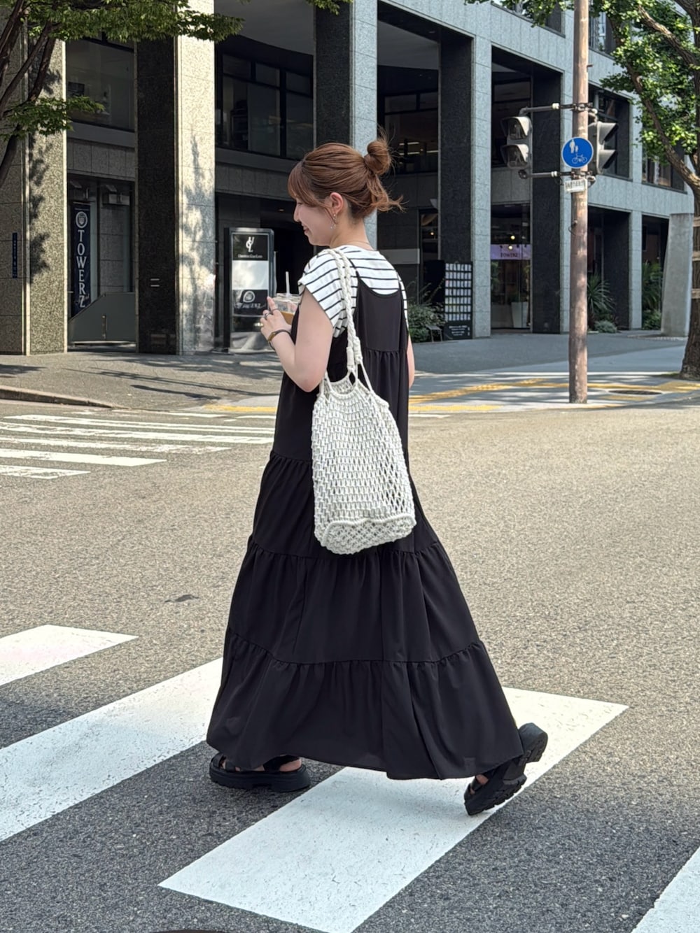 「厚底シューズ、グルカサンダル、お出かけコーデ、ワンピース、休日スタイル、ボーダー、厚底サンダル、シンプルコーデ、夏コーデ、ブラックコーデ、キャミワンピ、キャミワンピース、黒、メッシュバッグ」｜「Chez toiのランダムロゴフレンチスリーブT（Tシャツ/カットソー、ホワイト系）」を使った、manakaさん（骨格ウェーブ・レディース・155cm）の夏コーディネートの1枚目の写真