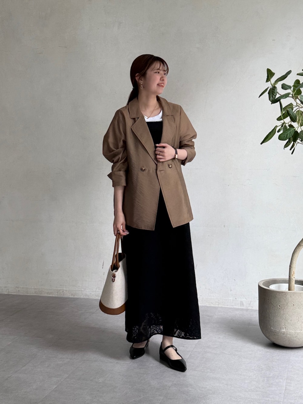 「休日スタイル、春服、大人かわいい、ワンピーススタイル、150cm台コーデ、レース、ブラックコーデ、トレンド、テーラードジャケット、キャミワンピ、キャミワンピース、骨格ストレート」｜「Chez toiの【ON/OFFつかえる】シアーテーラードジャケット（テーラードジャケット、ベージュ系）」を使った、manakaさん（レディース・155cm）の春コーディネートの1枚目の写真