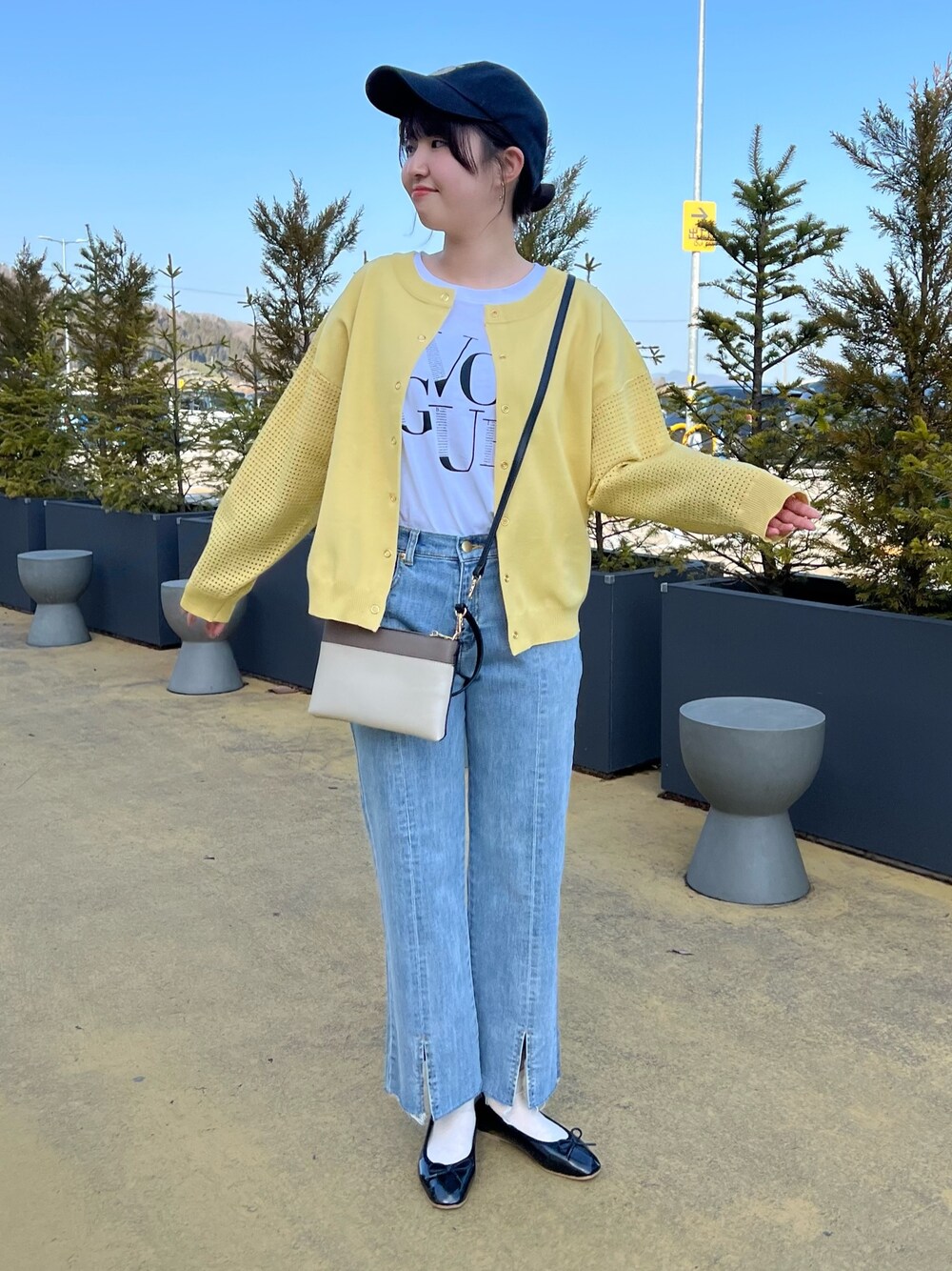 「パステル映える春、プチプラ、春服みてみて、休日スタイル、春コーデ、ショルダーバッグ、デニム、デニムパンツ、キャップ、カーディガン、イエロー、大人カジュアル、低身長」｜「Chez toiの前後2WAYアイレットニットカーディガン（カーディガン/ボレロ、イエロー系）」を使った、manakaさん（レディース・155cm）の春コーディネートの1枚目の写真