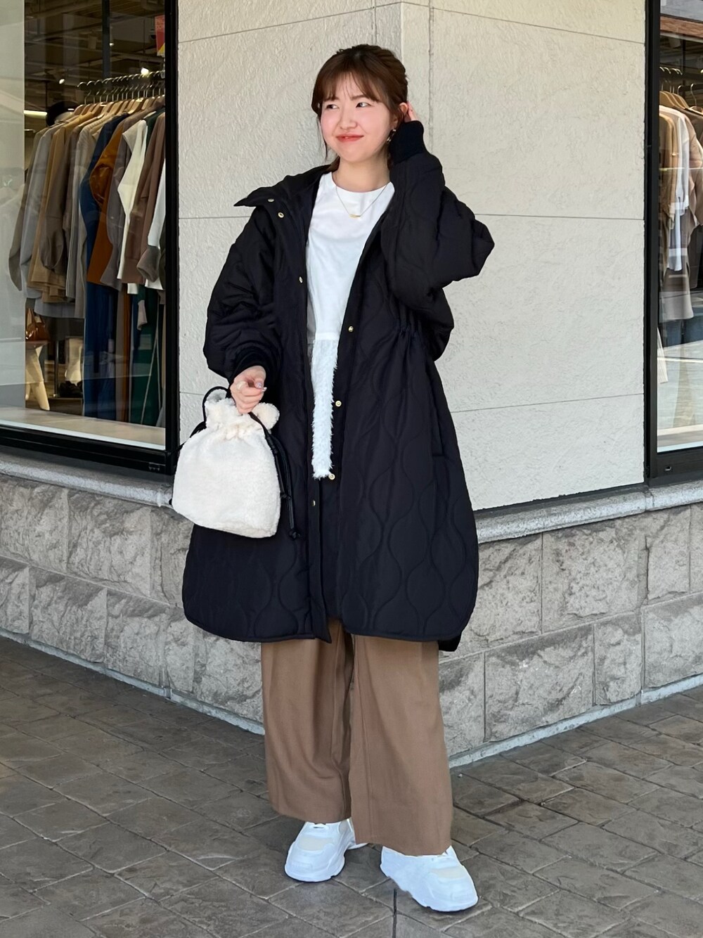 「秋っぽコーデ更新中、休日スタイル、スニーカー、秋コーデ、アウター、キルティング、骨格ストレート、秋冬コーデ、冬コーデ、ロングコート、スニーカーコーデ」｜「Chez toiのウエストドロストキルティングコート（その他アウター、ブラック系）」を使った、manakaさん（レディース・155cm）の秋コーディネートの1枚目の写真