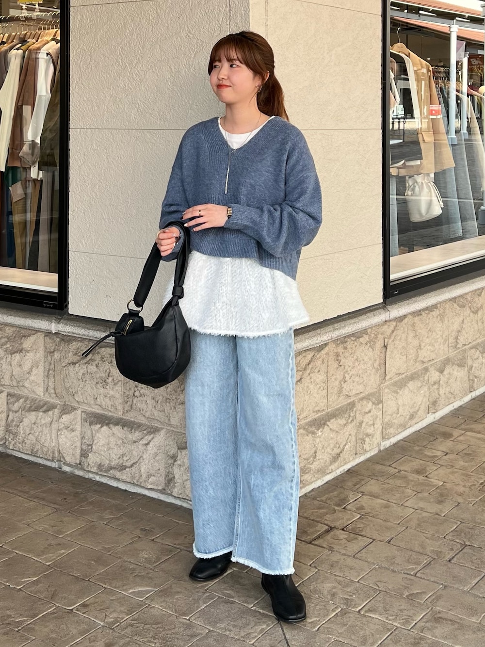 「冬コーデ、デニム、ニット、休日スタイル、きれいめカジュアル、レイヤードスタイル、ブルー、骨格ストレート、オトナ女子」｜「Chez toiの【ITAMI企画】Vネックニット×ジャガードペプラムカットソー（ニット/セーター、ブルー系）」を使った、manakaさん（レディース・155cm）の冬コーディネートの1枚目の写真
