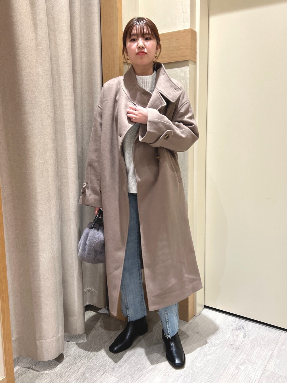「クリスマスに着たい服、服とコスメでなりたい自分に、マイベストコーデ2022、休日スタイル、チェスターコート、きれいめカジュアル、ニット、冬コーデ、あったかコーデ、ブーツスタイル、おしゃれさんと繋がりたい、オトナ女子、低身長、ロングコート、デニム」｜「Chez toiの袖ボリュームスタンドネックコート（その他アウター、ブラウン系）」を使った、manakaさん（レディース・155cm）の冬コーディネートの1枚目の写真