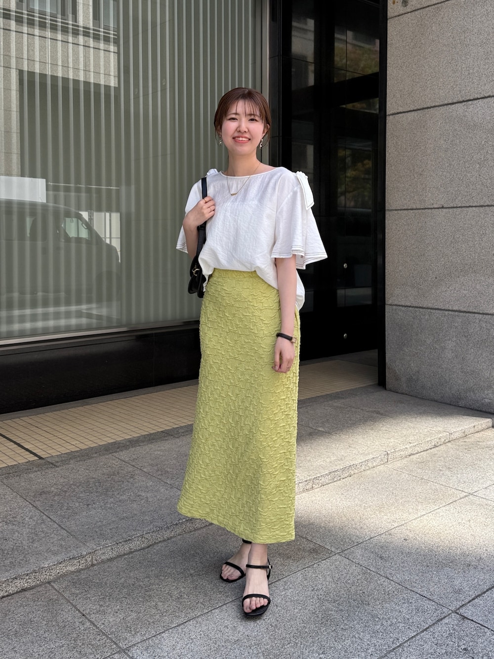 「最近のいい感じコーデ、キレイめカジュアル、大人女子、オトナ女子、初夏コーデ、春夏コーデ、ブラウス、ブラウスコーデ、ブラウス×スカート、ナロースカート、タイトスカート、カラースカート」｜「Chez toiの肩リボンブラウス（シャツ/ブラウス、ホワイト系）」を使った、manakaさん（レディース・155cm）の春コーディネートの1枚目の写真