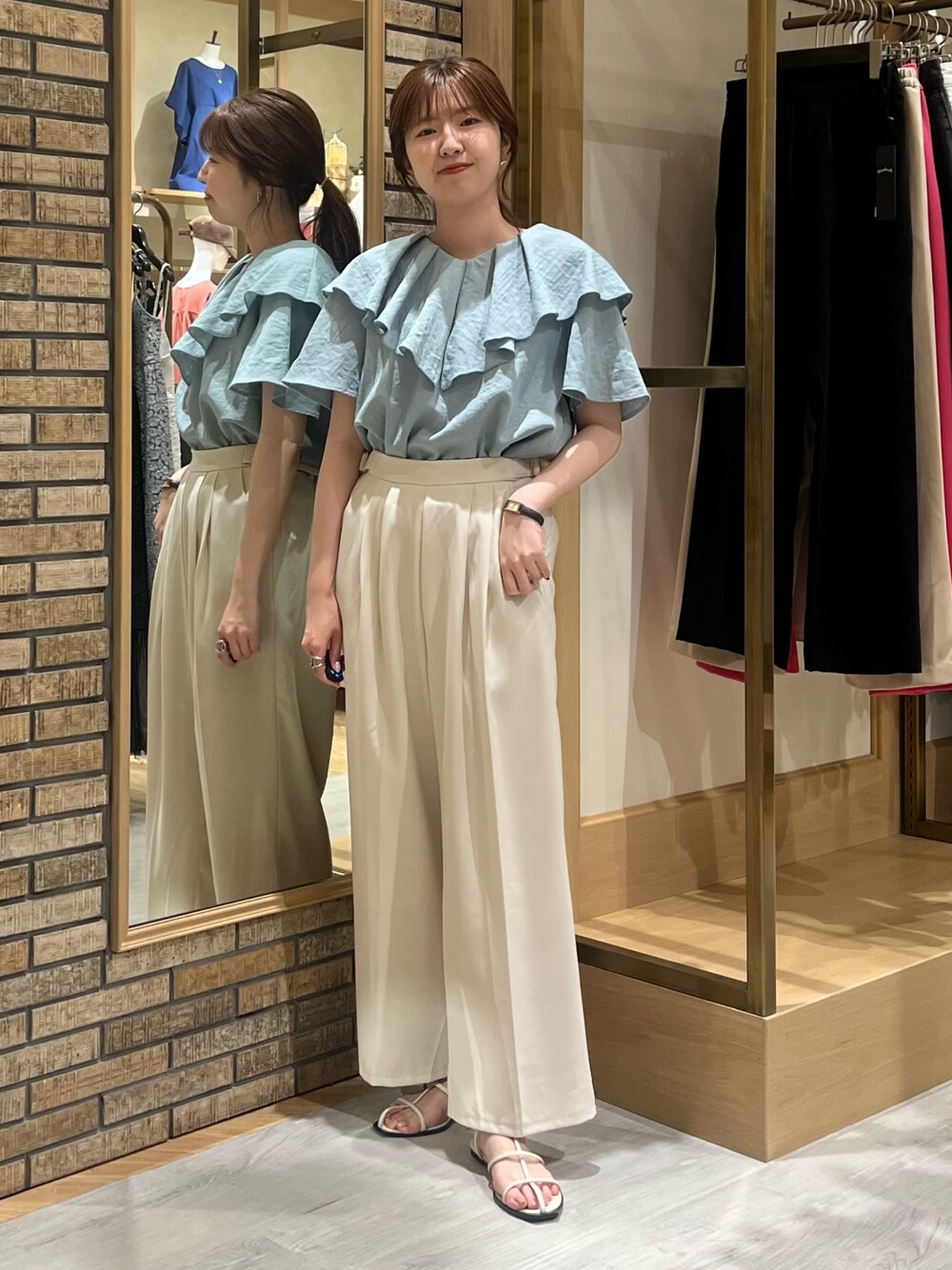 「夏コーデ、サンダル、フリル、フリルブラウス、フリルトップス、白パンツ、タックパンツ、ブルー x ホワイト、ブルーコーデ、大人女子、フェミニン、骨格ストレート、ブルベ夏、低身長コーデ」｜「Chez toiのネックフリルブラウス（シャツ/ブラウス、ブルー系）」を使った、manakaさん（レディース・155cm）の夏コーディネートの1枚目の写真