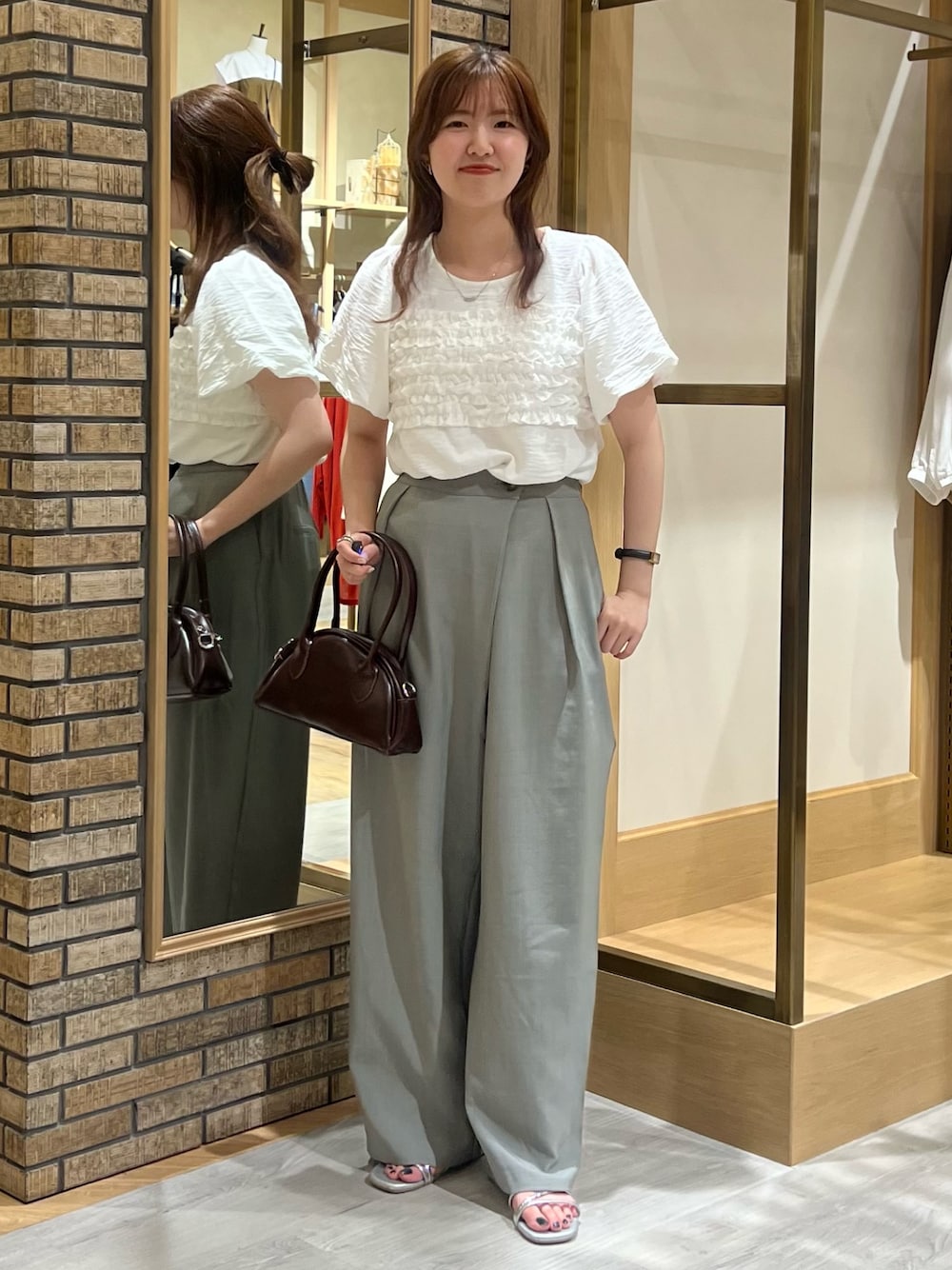 「サンダル、きれいめカジュアル、休日スタイル、夏コーデ、骨格ストレート、パンツスタイル、パンツコーデ、ハンドバッグ」｜「Chez toiの胸元フリルチュニックブラウス（シャツ/ブラウス、ホワイト系）」を使った、manakaさん（レディース・155cm）の夏コーディネートの1枚目の写真