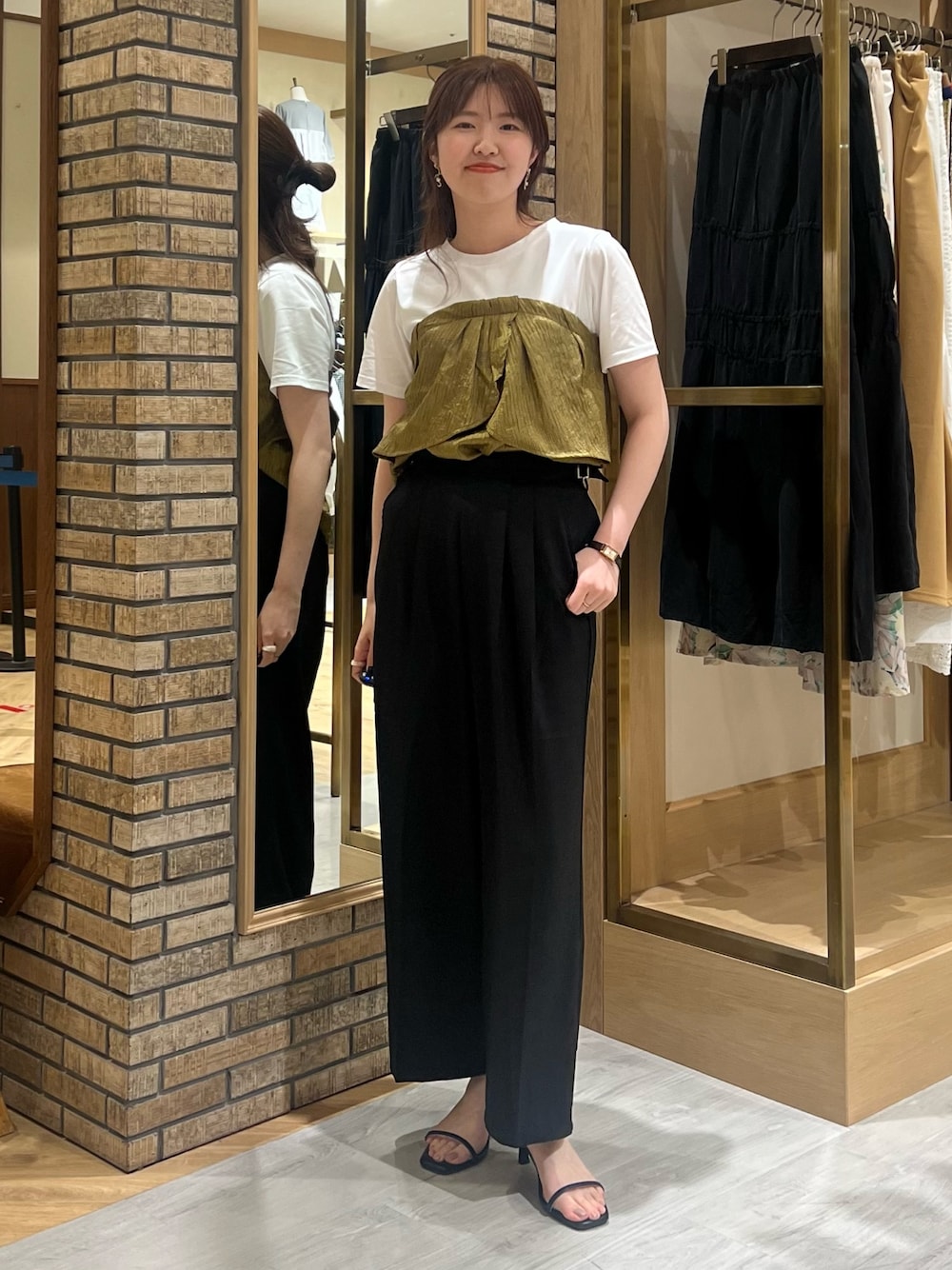 「きれいめカジュアル、春夏コーデ、休日スタイル、低身長コーデ、ビスチェ、ドッキング、白Tシャツ、黒パンツ、タックパンツ、サンダル、オトナ女子、骨格ストレート」｜「Chez toiのビスチェドッキングTシャツ（Tシャツ/カットソー、グリーン系）」を使った、manakaさん（レディース・155cm）の春コーディネートの1枚目の写真