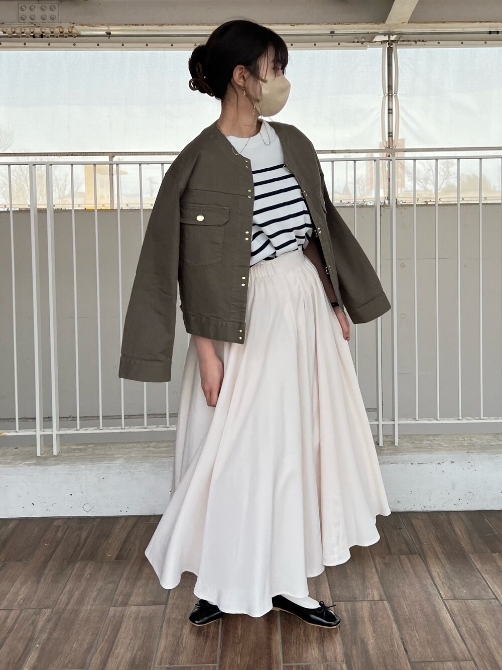 「春アウター、プチプラ、春服みてみて、デニムジャケット、休日スタイル、春コーデ、ボーダー、スカート、フレアスカート、Gジャン、きれいめカジュアル、キレイめ、低身長、お出かけコーデ、シンプルスタイル」｜「Chez toiのアイレットアップスリーブプルオーバー（ニット/セーター、ホワイト系）」を使った、manakaさん（レディース・155cm）の春コーディネートの1枚目の写真