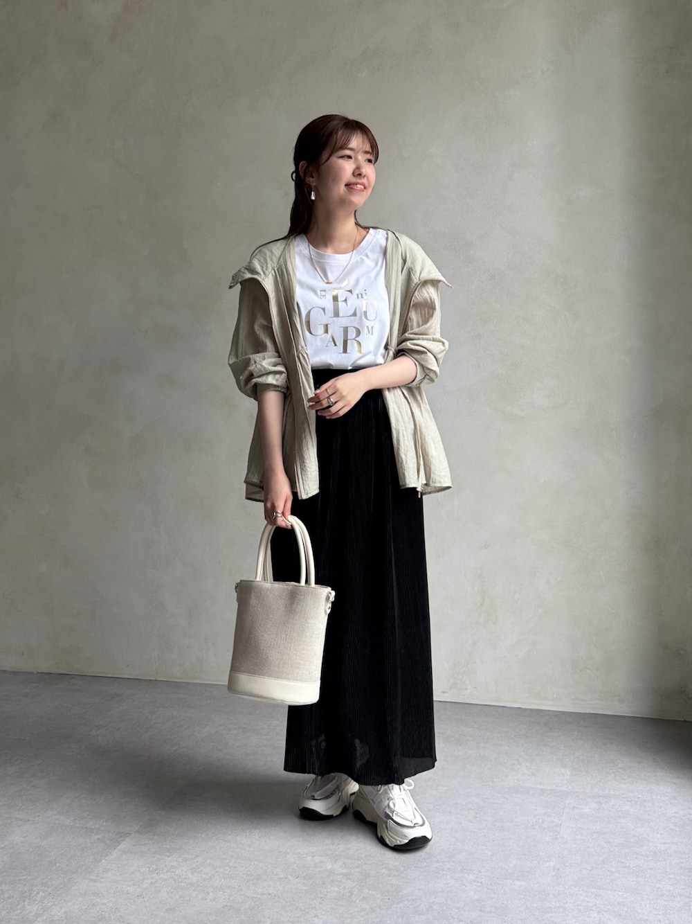 「夏コーデ、白Tシャツ、きれいめカジュアル、スニーカー、シアートップス、ブラックコーデ、お出かけコーデ、夏服コーデ、おでかけコーデ、低身長女子、梅雨、大人女子、プリーツスカート、黒スカート、ぺプラム」｜「Chez toiのシアーペプラムブルゾン（ブルゾン、グレー系）」を使った、manakaさん（骨格ウェーブ・レディース・155cm）の夏コーディネートの1枚目の写真