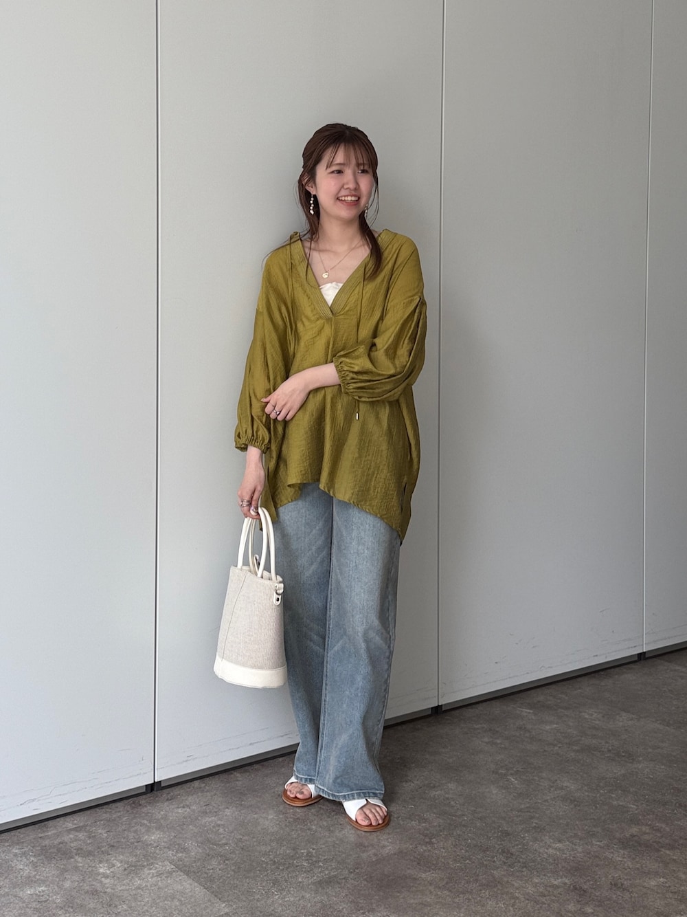 「最近のいい感じコーデ、大人カジュアル、オトナ女子、夏ファッション、初夏コーデ、デニム、デニムパンツ、シアー、シアートップス、シア―ブラウス、袖ボリューム、抜け感、サンダル」｜「Chez toiの袖ボリュームシアースキッパーブラウス（シャツ/ブラウス、グリーン系）」を使った、manakaさん（レディース・155cm）の春コーディネートの1枚目の写真