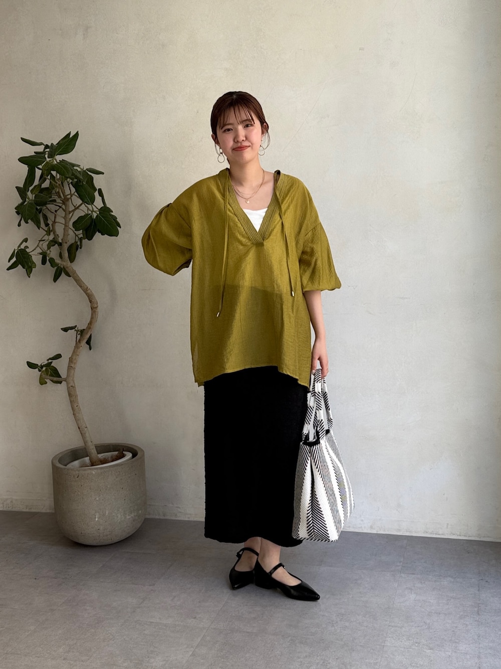 「春コーデ、春めき満開コーデ、ラフコーデ、オトナカワイイ、シャツ/ブラウス、楽チンコーデ、スカートスタイル、スカートコーデ、シアー、シアートップス、ナロースカート、黒スカート」｜「Chez toiの袖ボリュームシアースキッパーブラウス（シャツ/ブラウス、グリーン系）」を使った、manakaさん（骨格ストレート・レディース・155cm）の春コーディネートの1枚目の写真