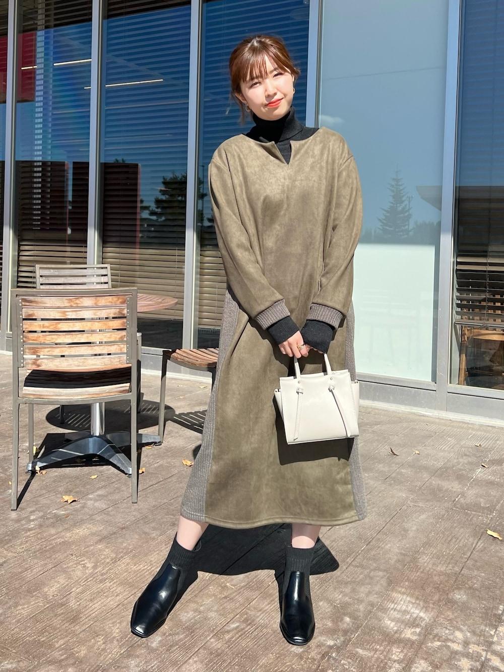 「秋コーデ、シンプルコーデ、レイヤードスタイル、きれいめカジュアル、休日コーデ、ワンピース、秋服、ブーツスタイル、低身長女子、大人かわいい、骨格ストレート、ミニバッグ、オトナ女子、30代コーデ」｜「Chez toiのウール混ラメタートルニット（ニット/セーター、ブラック系）」を使った、manakaさん（レディース・155cm）の秋コーディネートの1枚目の写真