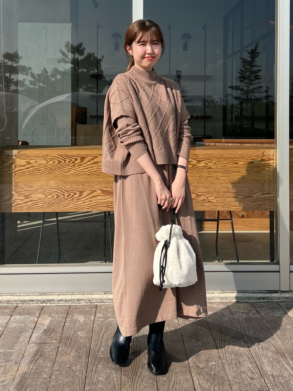 「秋服まるっと大公開、ショルダーバッグ、お出かけコーデ、ワンピース、セットアップ、ブラウン、休日スタイル、きれいめカジュアル、ニット、秋コーデ、オトナ女子、ブーツ、巾着バッグ、ニットワンピース、低身長コーデ」｜「Chez toiのケーブルプルオーバー×ニットワンピース（ワンピース、ブラウン系）」を使った、manakaさん（レディース・155cm）の秋コーディネートの1枚目の写真