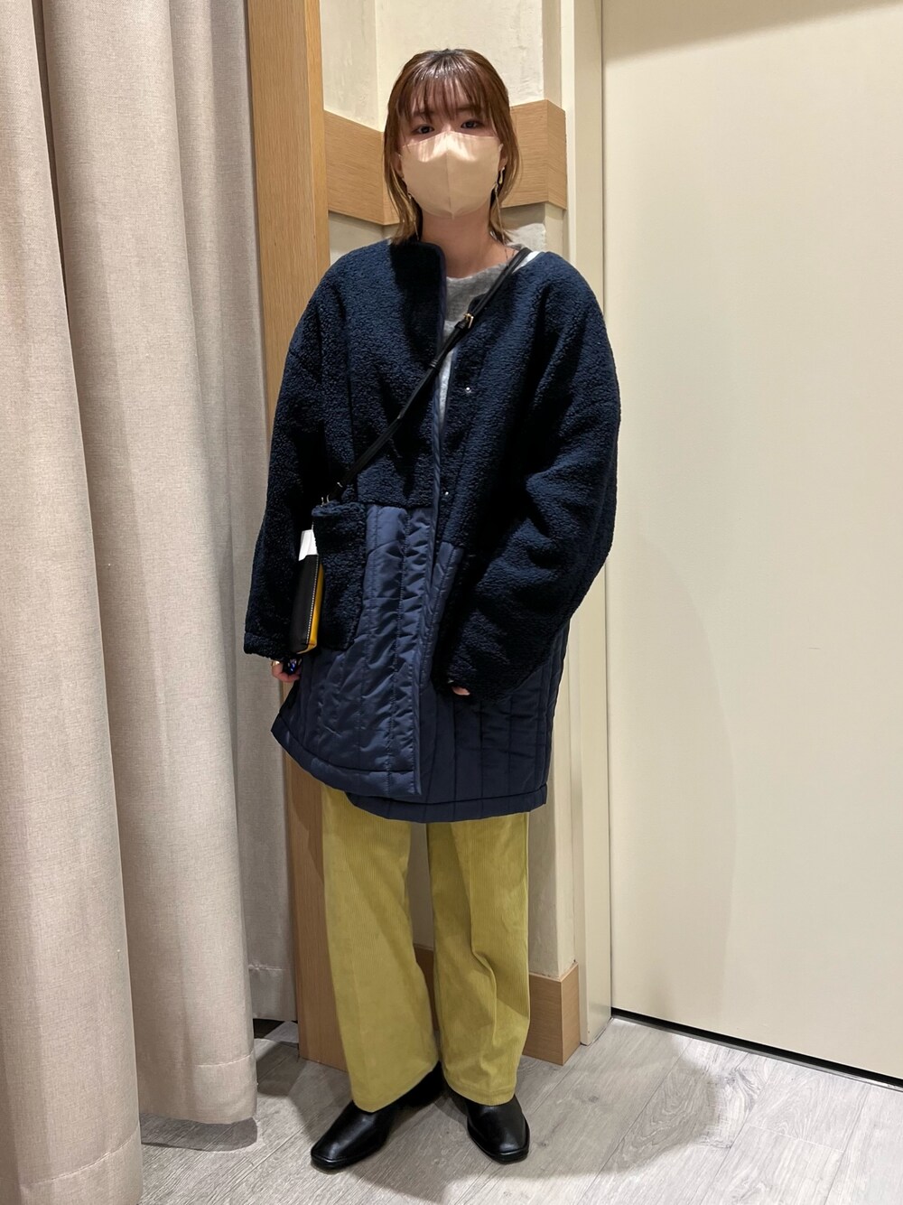 「きれいめカジュアル、冬コーデ、コーデュロイ、ビッグシルエット、ブーツ、私の推しブランド、シンプルコーデ、オトナカジュアル、ボア、オトナカワイイ、お洒落さんとつながりたい、冬アウター、低身長、パンツスタイル」｜「Chez toiのニットソーリブ切替プルオーバー（Tシャツ/カットソー、グレー系）」を使った、manakaさん（レディース・155cm）の冬コーディネートの1枚目の写真