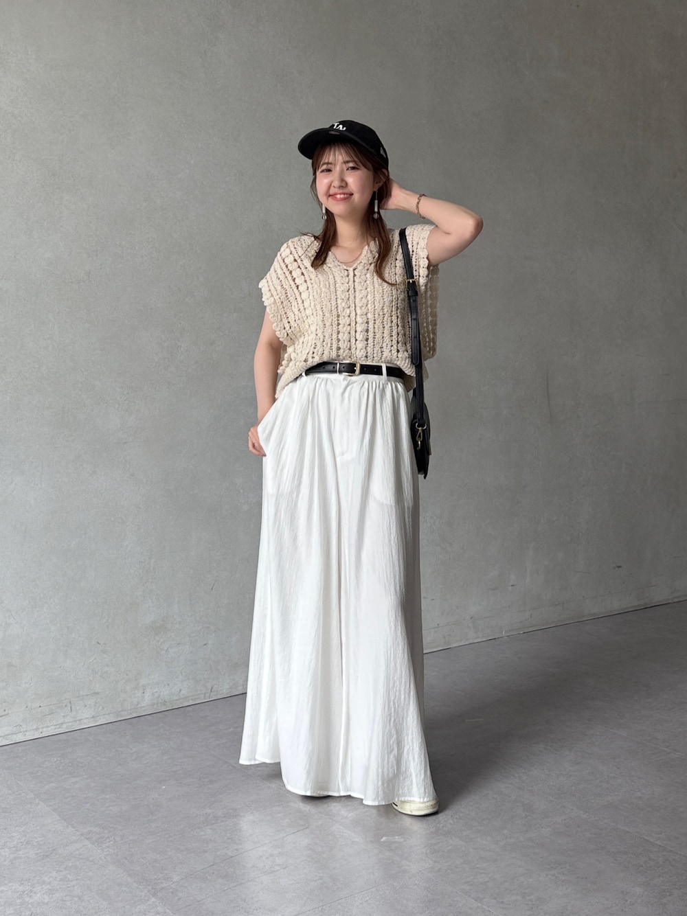 「キャップ、きれいめカジュアル、スニーカー、夏コーデ、ショルダーバッグ、ノースリーブ、お出かけコーデ、パンツコーデ、カジュアルスタイル、ラクチンコーデ、休日スタイル、夏、スニーカーコーデ、メッシュ、フレアパンツ」｜「Chez toiの落ち感フレアパンツ（その他パンツ、ホワイト系）」を使った、manakaさん（骨格ウェーブ・レディース・155cm）の夏コーディネートの1枚目の写真