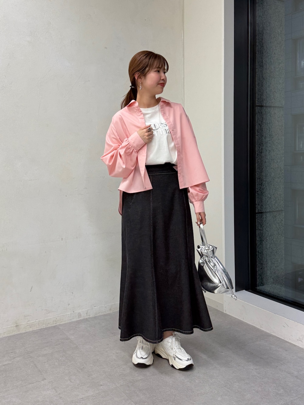 「春コーデ、春めき満開コーデ、お花見、ピンク、ピンクコーデ、デニムスカート、デニムコーデ、スニーカー、スニーカーコーデ、シャツ、シャツスタイル、シャツコーデ、大人かわいい、骨格ストレート」｜「Chez toiの前開きシャツ（シャツ/ブラウス、ピンク系）」を使った、manakaさん（骨格ストレート・レディース・155cm）の春コーディネートの1枚目の写真