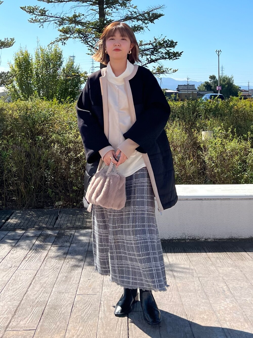 「きれいめカジュアル、秋コーデ、休日コーデ、オトナカワイイ、フリンジ、スカート、アウター、コートスタイル、ブーツ、ファーバッグ」｜「Chez toiのウォッシャブル中綿×ダンボールノーカラーコート（その他アウター、ブラック系）」を使った、manakaさん（レディース・155cm）の秋コーディネートの1枚目の写真