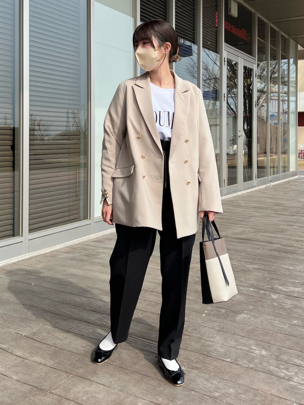 「シンプルコーデ、カラーパンツ、きれいめカジュアル、春アウター、プチプラ、春服みてみて、休日スタイル、大人カジュアル、低身長女子、パンツコーデ、テーラードジャケット、キレイめ、春服デビュー宣言、ロゴT」｜「Chez toiのポンチラグランロゴT（Tシャツ/カットソー、ホワイト系）」を使った、manakaさん（レディース・155cm）の春コーディネートの1枚目の写真