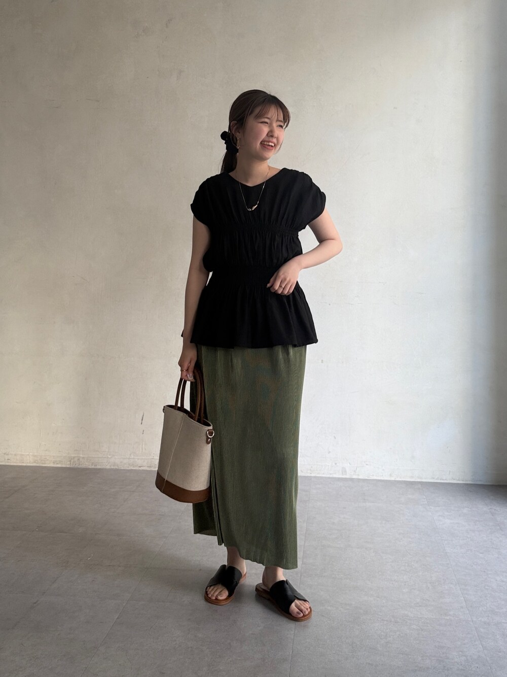 「セットアップ、最近のいい感じコーデ、ビスチェ、春夏コーデ、休日スタイル、お出かけコーデ、低身長コーデ、プリーツスカート、チュニック、きれいめカジュアル、サンダル、夏ファッション、タイトスカート」｜「Chez toiのウエストシャーリングスリーブブラウス（シャツ/ブラウス、ブラック系）」を使った、manakaさん（レディース・155cm）の春コーディネートの1枚目の写真