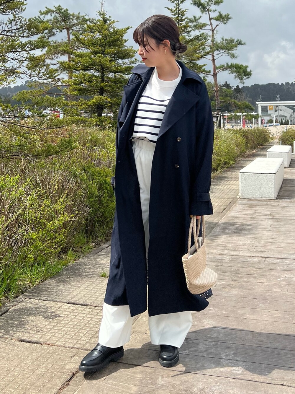 「ローファー、春服みてみて、休日スタイル、モノトーン、トレンチコート、春コーデ、オフィスカジュアル、モード、ボーダー、低身長、パンツスタイル、オトナカジュアル、カジュアルコーデ、レース」｜「Chez toiのアイレットアップスリーブプルオーバー（ニット/セーター、ホワイト系）」を使った、manakaさん（レディース・155cm）の春コーディネートの1枚目の写真