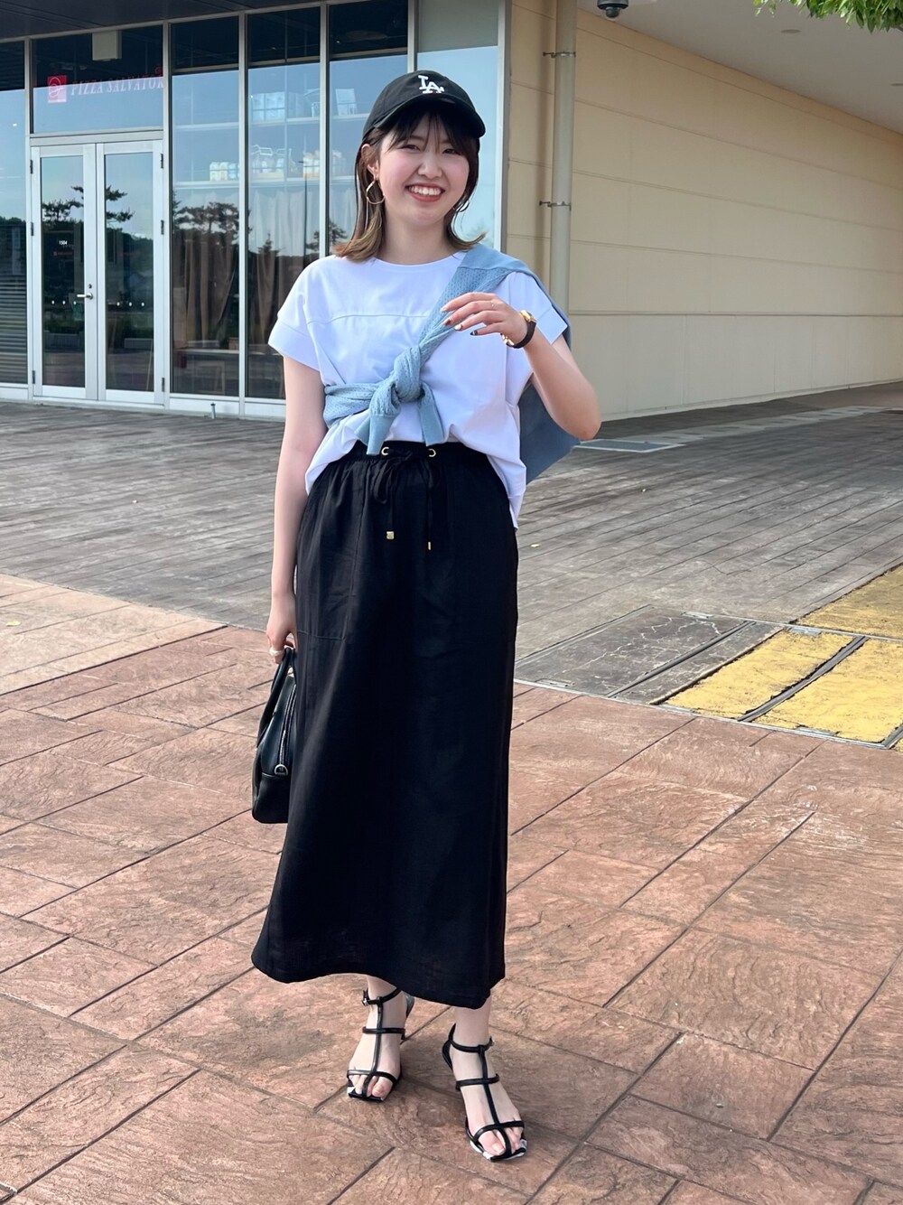 「みんなの白Tフェス、休日スタイル、プチプラ、お出かけコーデ、キャップ、夏セールで買いました、夏服コーデ、大人女子、オトナカジュアル、サンダルコーデ、モノトーン、ラフ、低身長コーデ、低身長」｜「Chez toiのリネン×リブ切替ナロースカート（スカート、ブラック系）」を使った、manakaさん（レディース・155cm）の夏コーディネートの1枚目の写真