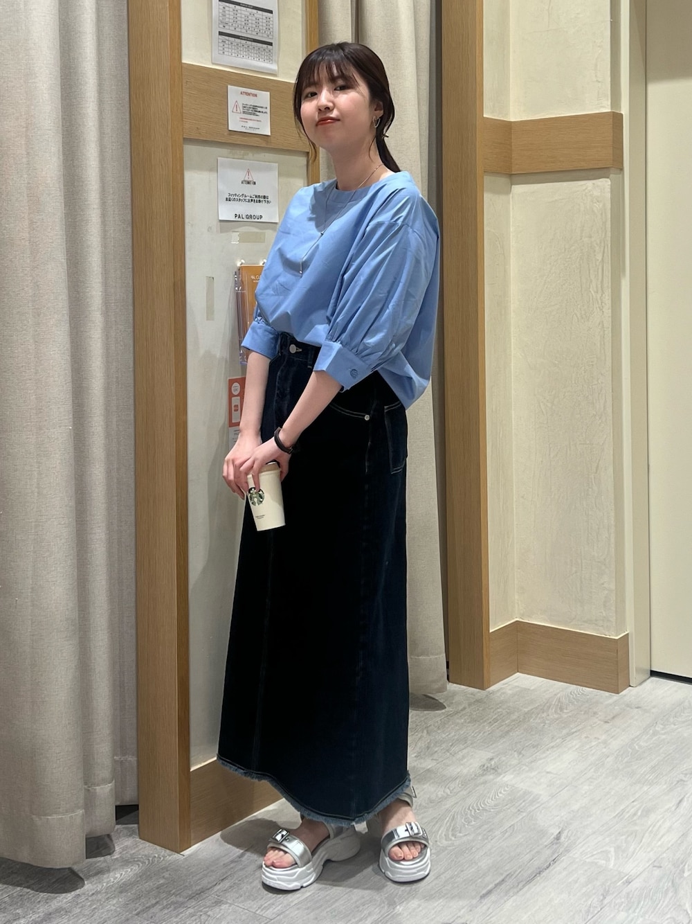 「デニム、きれいめカジュアル、春夏コーデ、ブラウス、休日スタイル、低身長コーデ、ブルー、デニムスカート、スポーツサンダル、ボリューム袖、骨格ストレート、オトナカジュアル、オトナ女子、シンプルコーデ」｜「Chez toiの袖ボリュームブラウス（シャツ/ブラウス、ブルー系）」を使った、manakaさん（レディース・155cm）の春コーディネートの1枚目の写真
