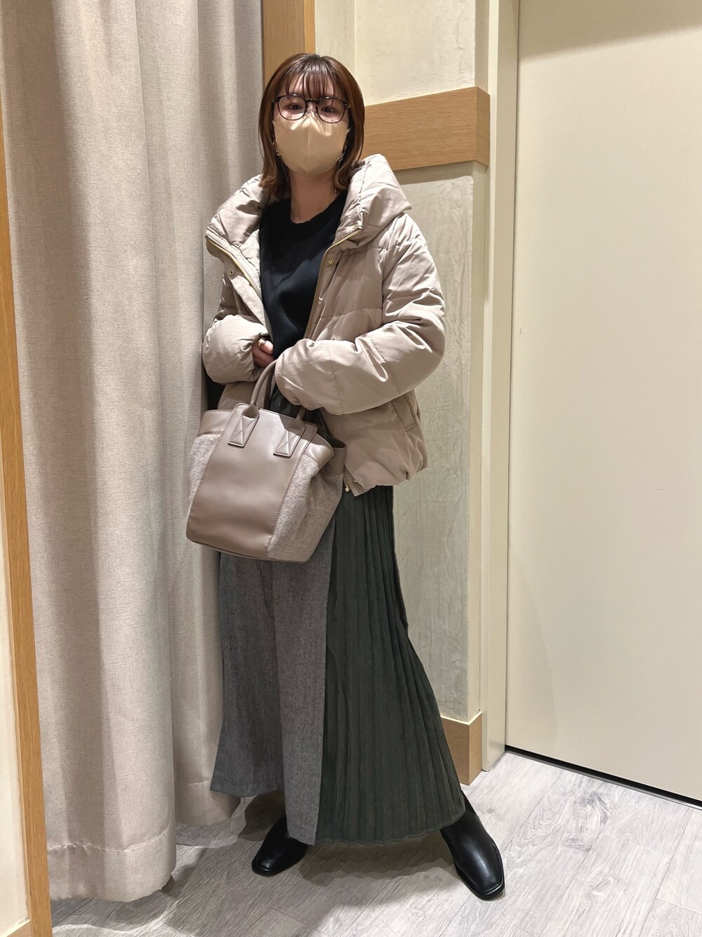 「クリスマスに着たい服、ダウンジャケット、休日スタイル、きれいめカジュアル、冬コーデ、ブーツ、大人コーデ、シンプルコーデ、大人かわいい、オトナカジュアル、おしゃれさんと繋がりたい、低身長、パンツスタイル、ベージュ」｜「Chez toiの軽量ボンディング×リブ切替プルオーバー（Tシャツ/カットソー、ブラック系）」を使った、manakaさん（レディース・155cm）の冬コーディネートの1枚目の写真