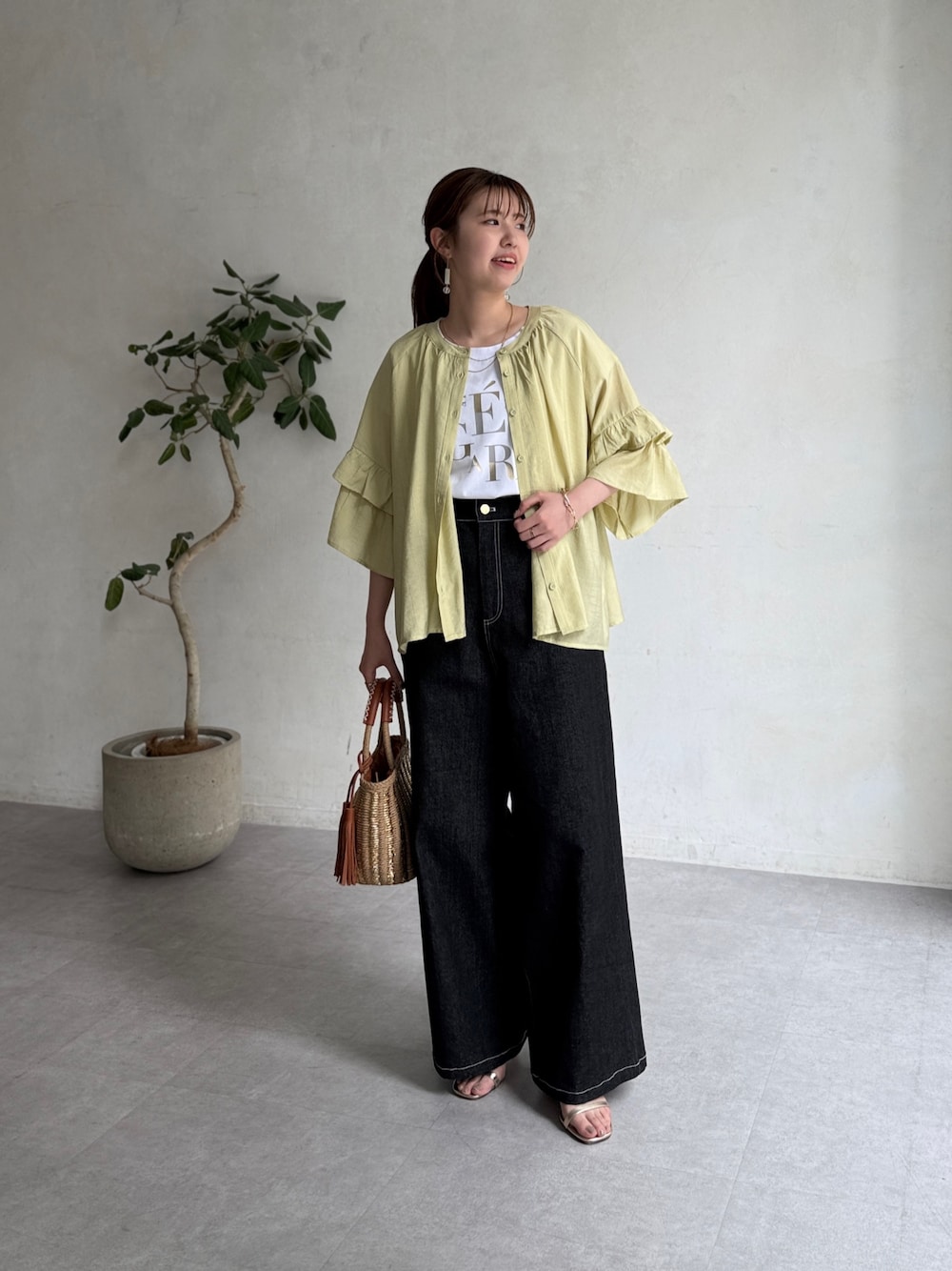「レイヤードスタイル、サンダル、白Tシャツ、休日スタイル、デニム、お出かけコーデ、低身長コーデ、デートコーデ、大人女子、ブラウス、ブラウス×デニム、ブラウスコーデ、デニムパンツ、ブラックデニム」｜「Chez toiの【体型カバー】【紫外線＆冷房対策】袖フレア2WAYブラウス（シャツ/ブラウス、グリーン系）」を使った、manakaさん（レディース・155cm）の春コーディネートの1枚目の写真