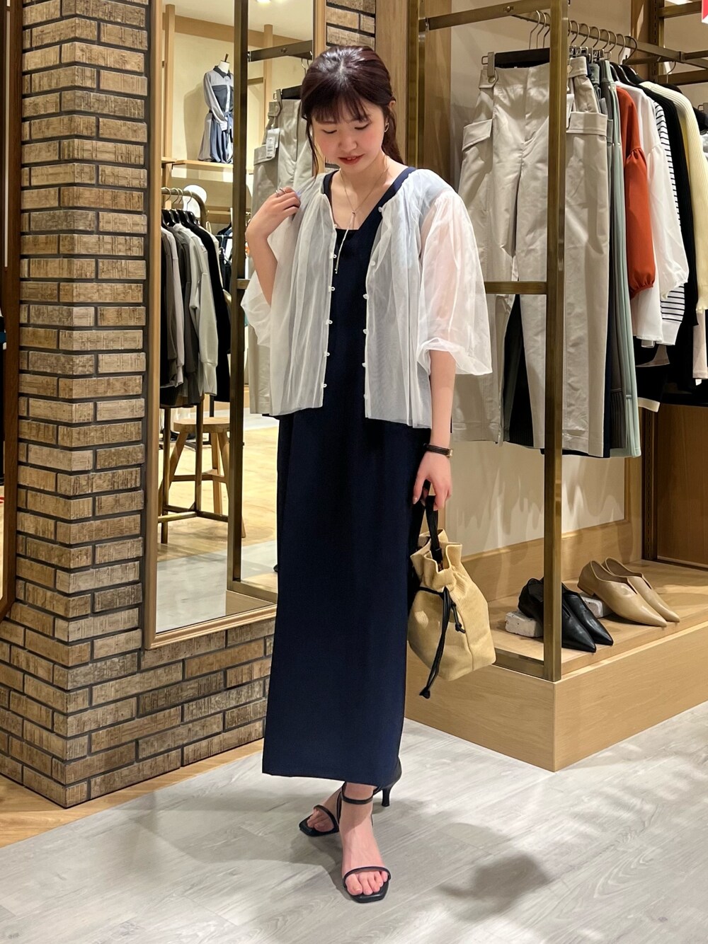 「モノトーン、お出かけコーデ、きれいめカジュアル、ワンピース、シアートップス、おでかけコーデ、春夏コーデ、ブラウス、デートコーデ、着回しコーデ、サンダル、セットアイテム」｜「Chez toiの細ストラップヒールサンダル（サンダル、ブラック系）」を使った、manakaさん（レディース・155cm）の春コーディネートの1枚目の写真