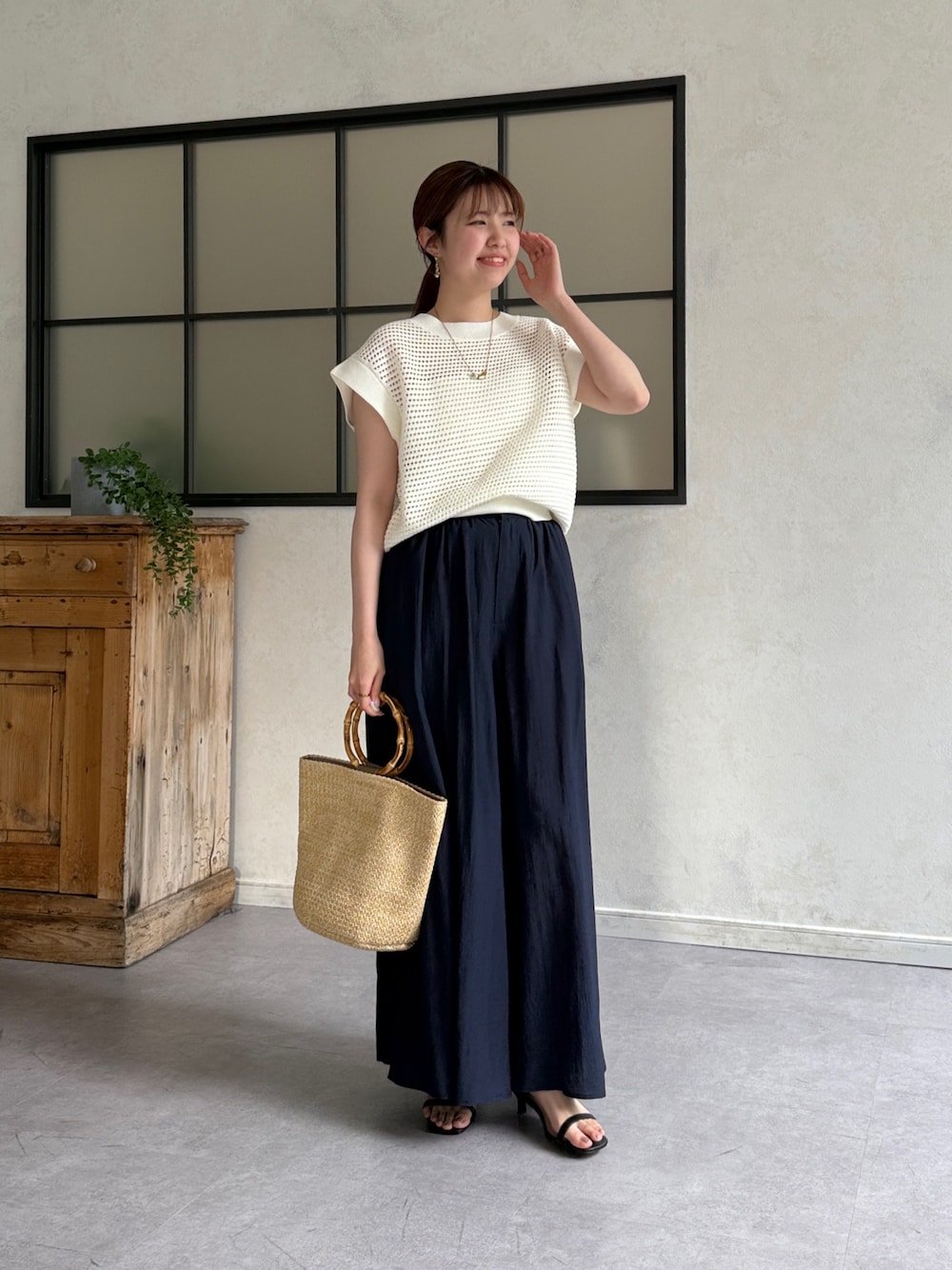 「最近のいい感じコーデ、大人カジュアル、フレアパンツ、春夏コーデ、シンプルコーデ、きれいめカジュアル、休日スタイル、お出かけコーデ、低身長コーデ、楽チンコーデ、夏ファッション、オトナ女子、メッシュ、メッシュニット」｜「Chez toiの落ち感フレアパンツ（その他パンツ、ブルー系）」を使った、manakaさん（レディース・155cm）の春コーディネートの1枚目の写真