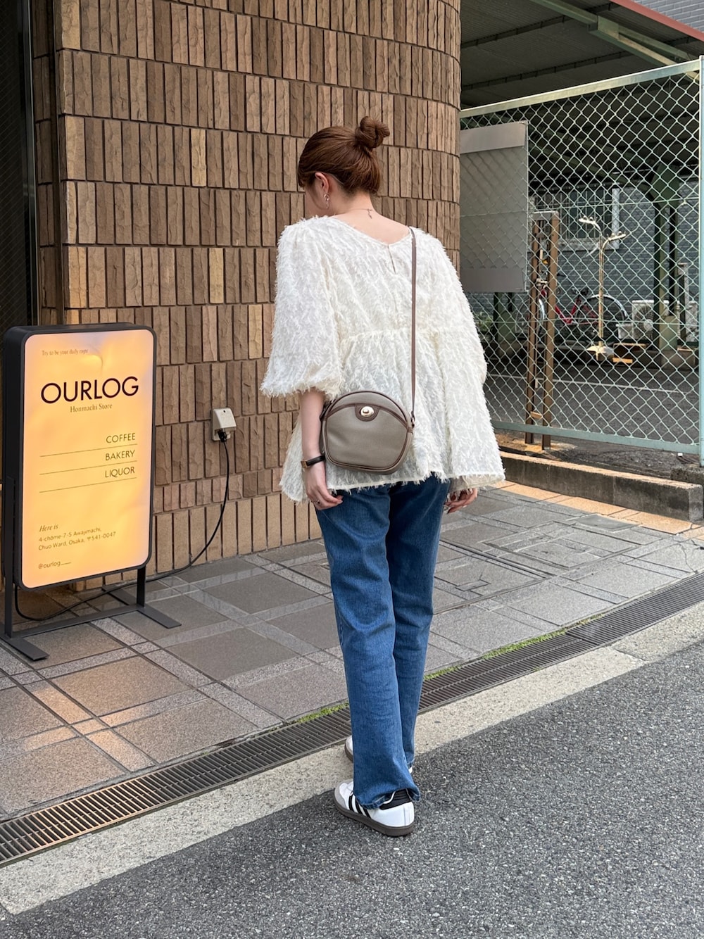 「デニム、シアートップス、スニーカー、お出かけコーデ、低身長女子、ジャガード、ぺプラムトップス、ブラウス、ブラウス×デニム、秋先取りコーデ、お団子ヘアー、甘めカジュアル、カジュアルコーデ」｜「Chez toiの【首元3WAY仕様】【大人かわいい】ジャガードペプラムブラウス（シャツ/ブラウス、ホワイト系）」を使った、manakaさん（レディース・155cm）の夏コーディネートの1枚目の写真